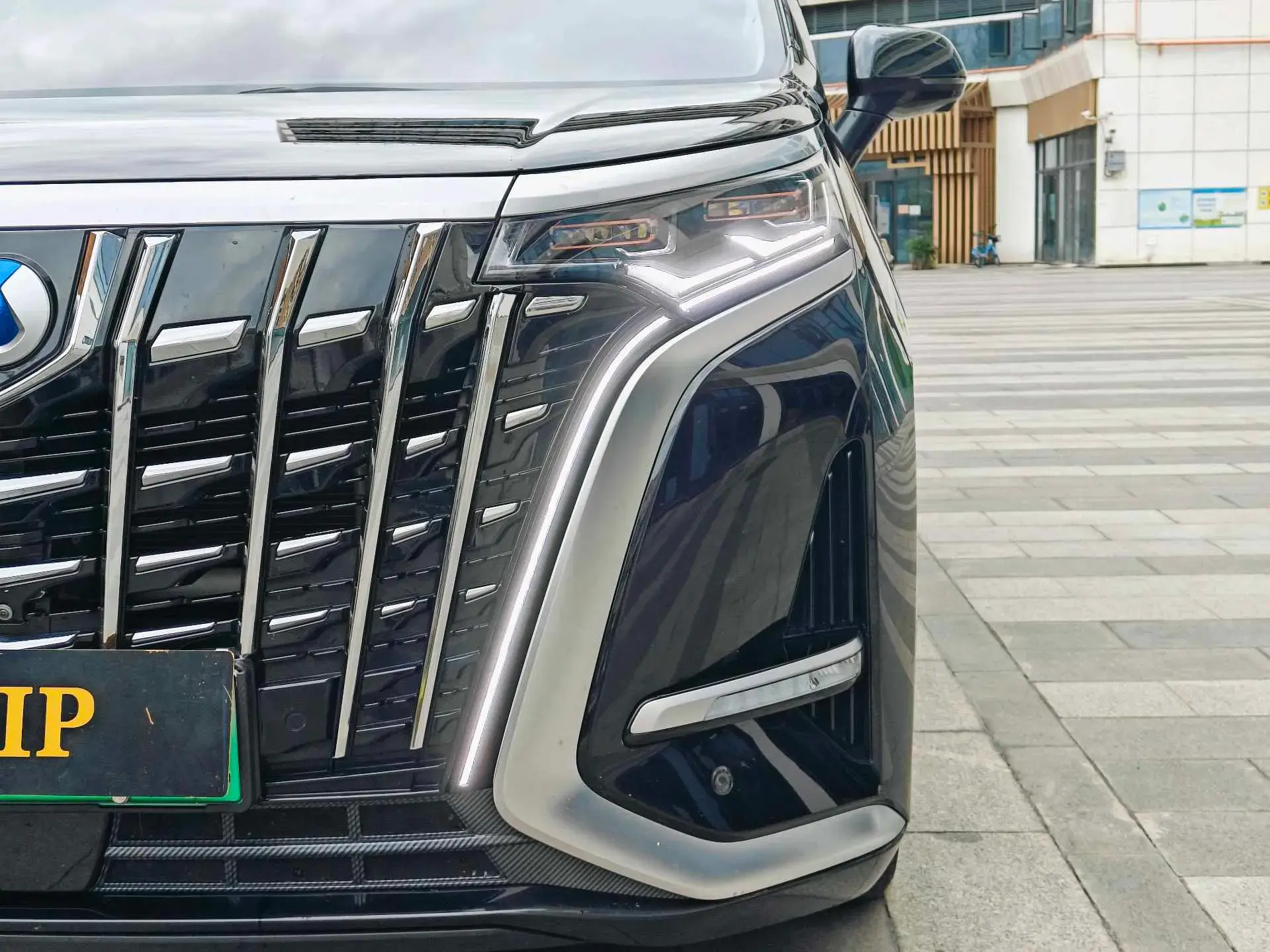 2022 DENZA D9 thumbnail 3