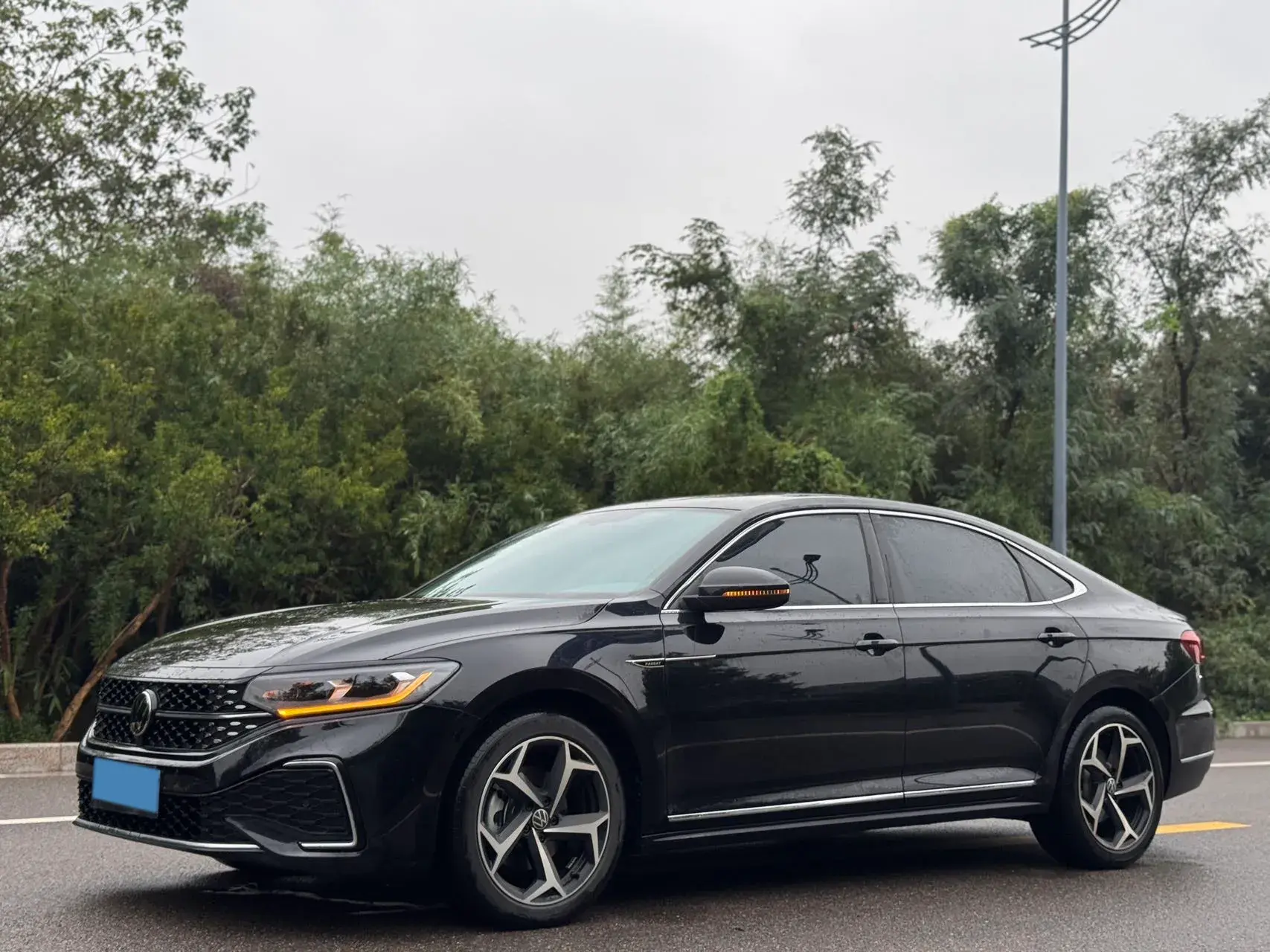 2024 VOLKSWAGEN PASSAT view 1