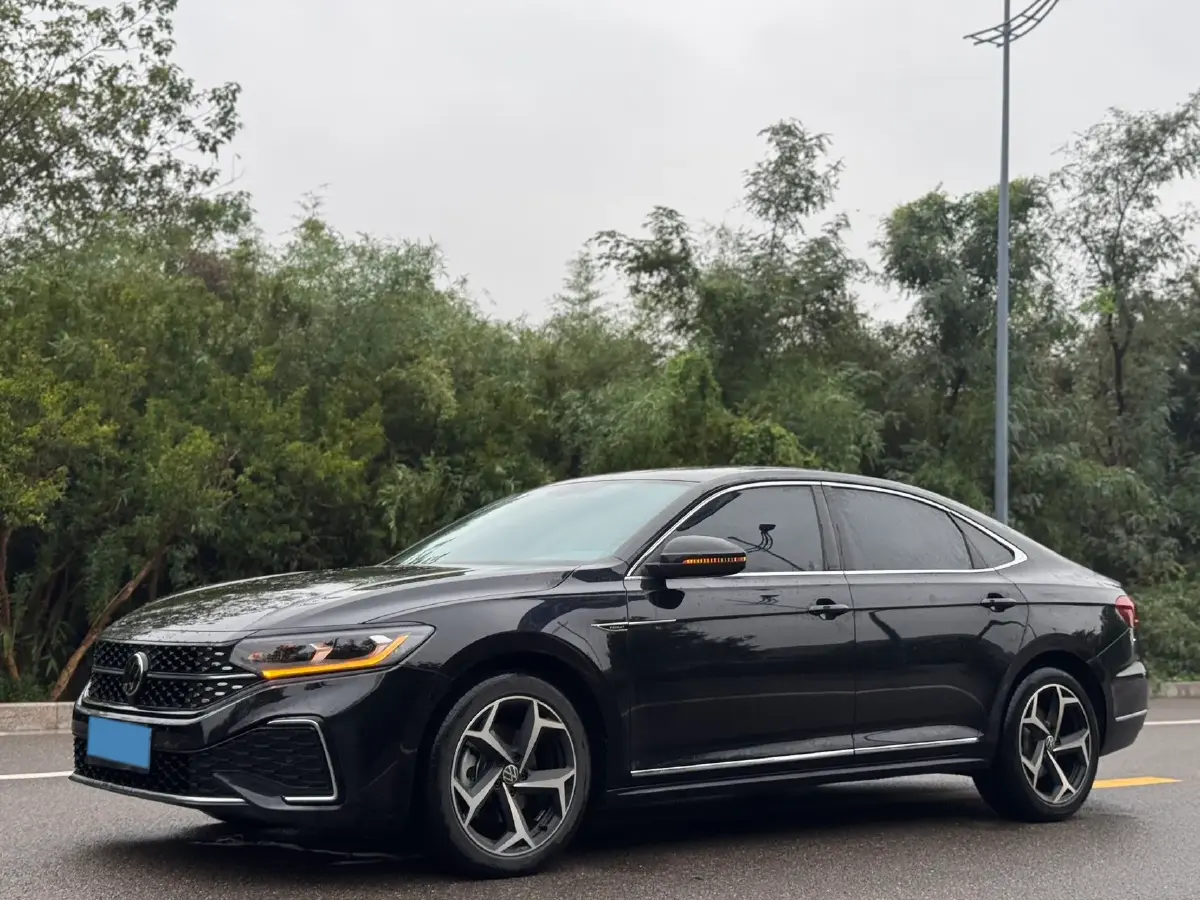 2024 Volkswagen Passat 2.0T 220HP L4 7DCT