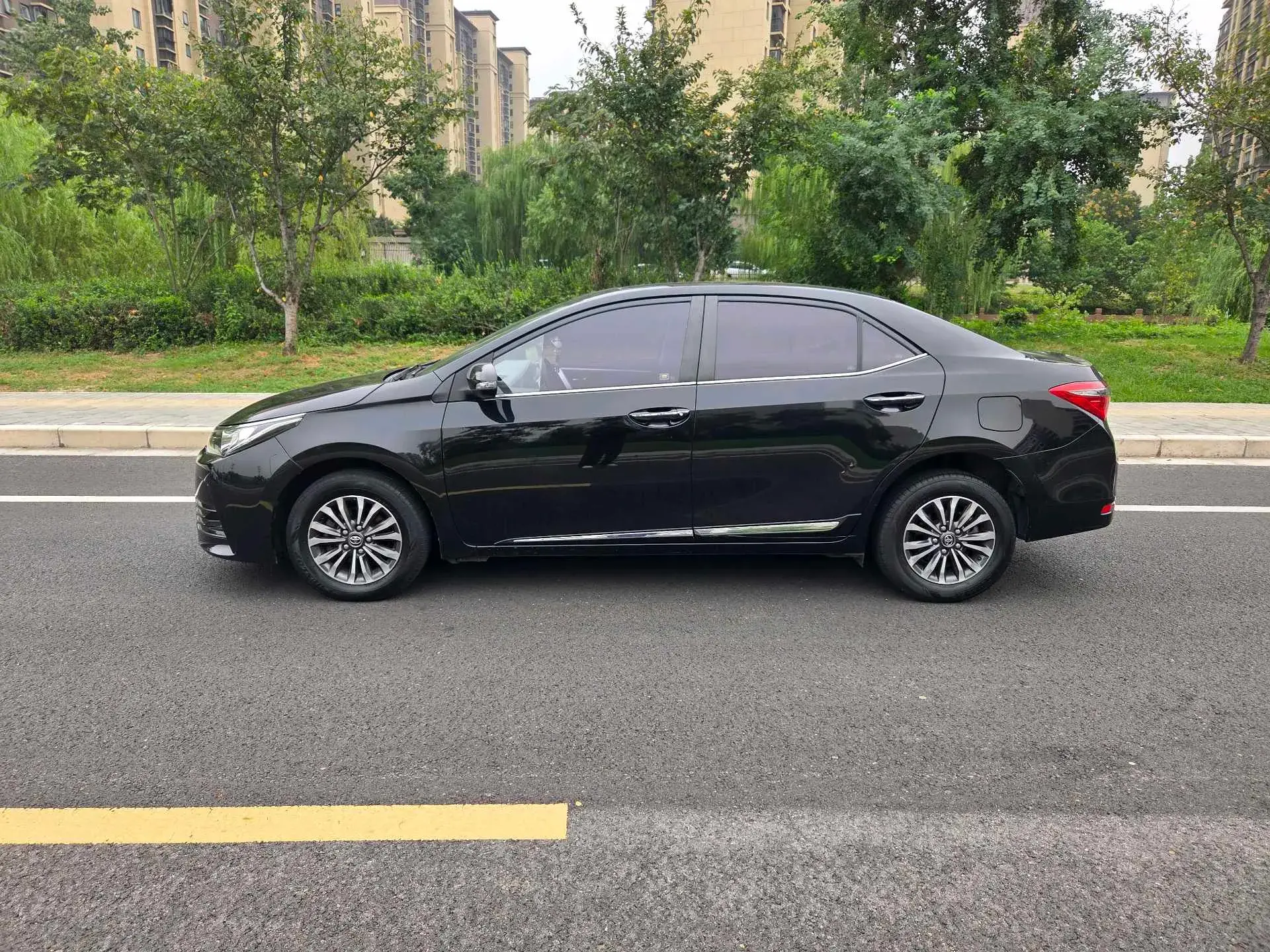 2017 TOYOTA COROLLA thumbnail 3