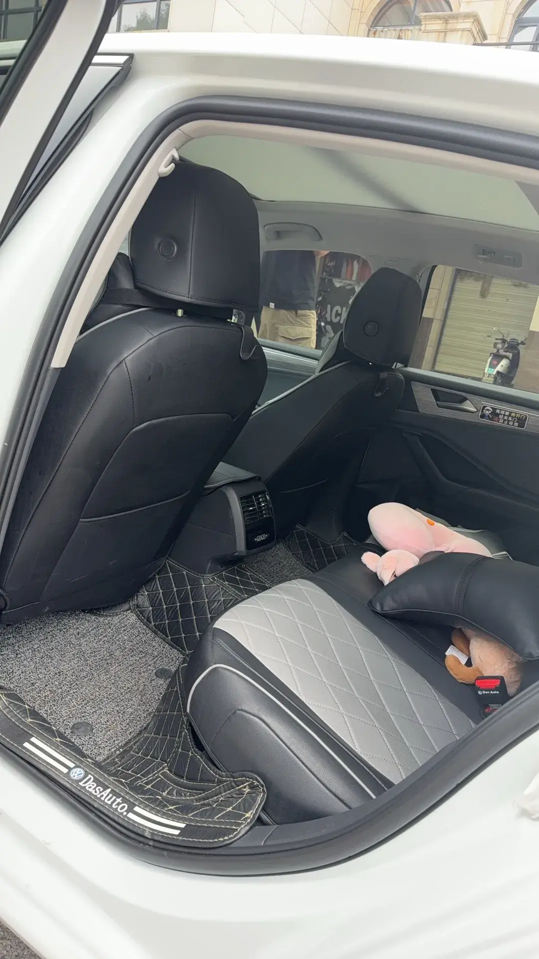 2023 VOLKSWAGEN SAGITAR thumbnail 4