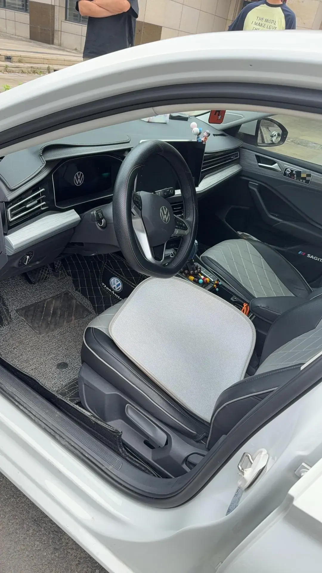 2023 VOLKSWAGEN SAGITAR thumbnail 3