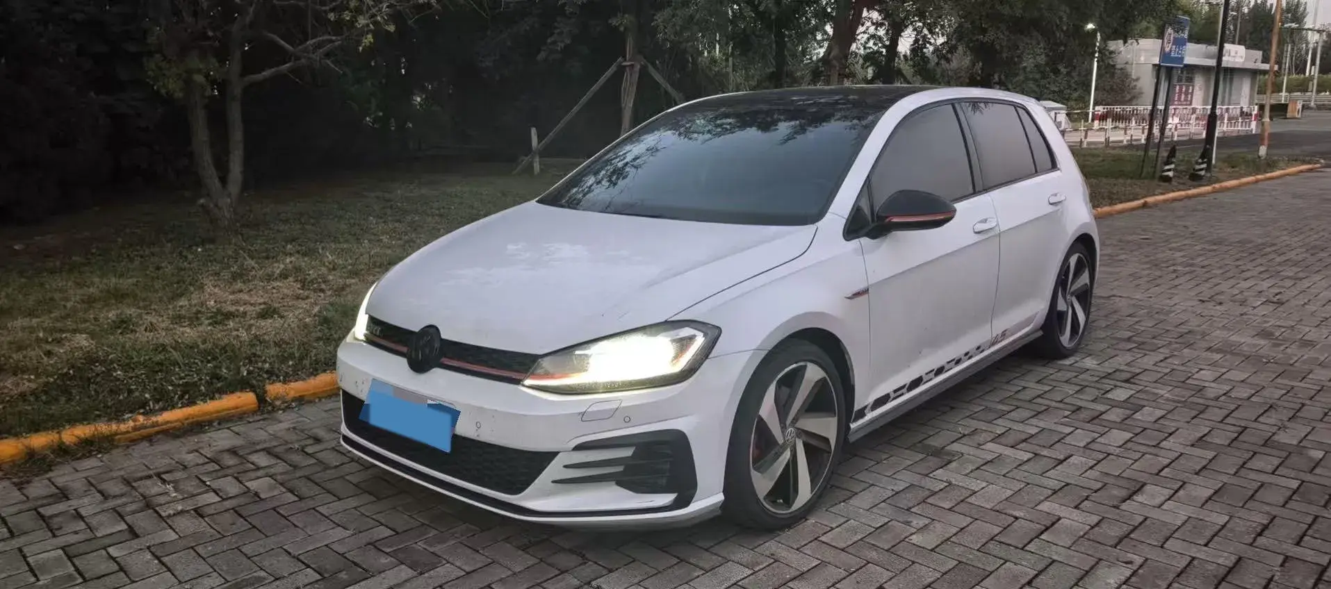 2018 VOLKSWAGEN GOLFGTI view 1