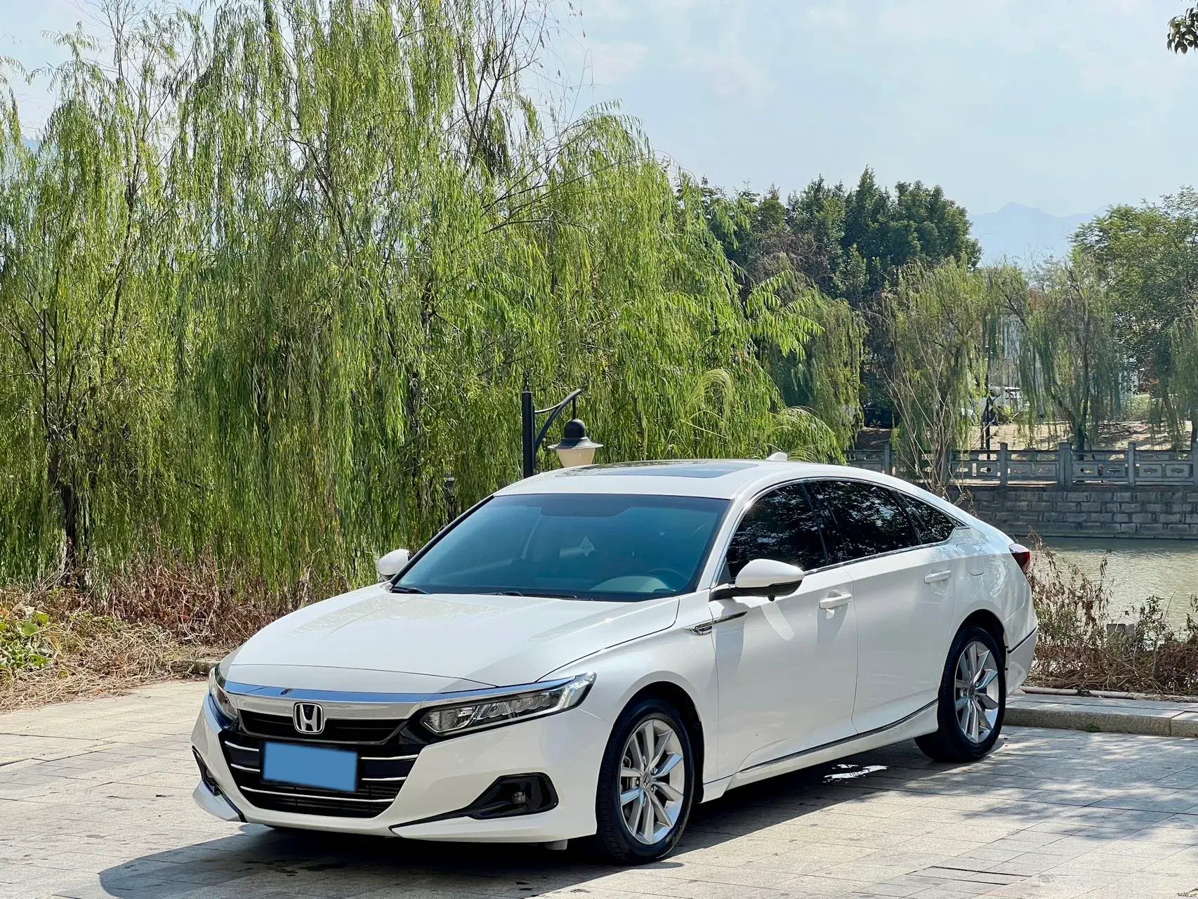 2022 HONDA ACCORD view 1
