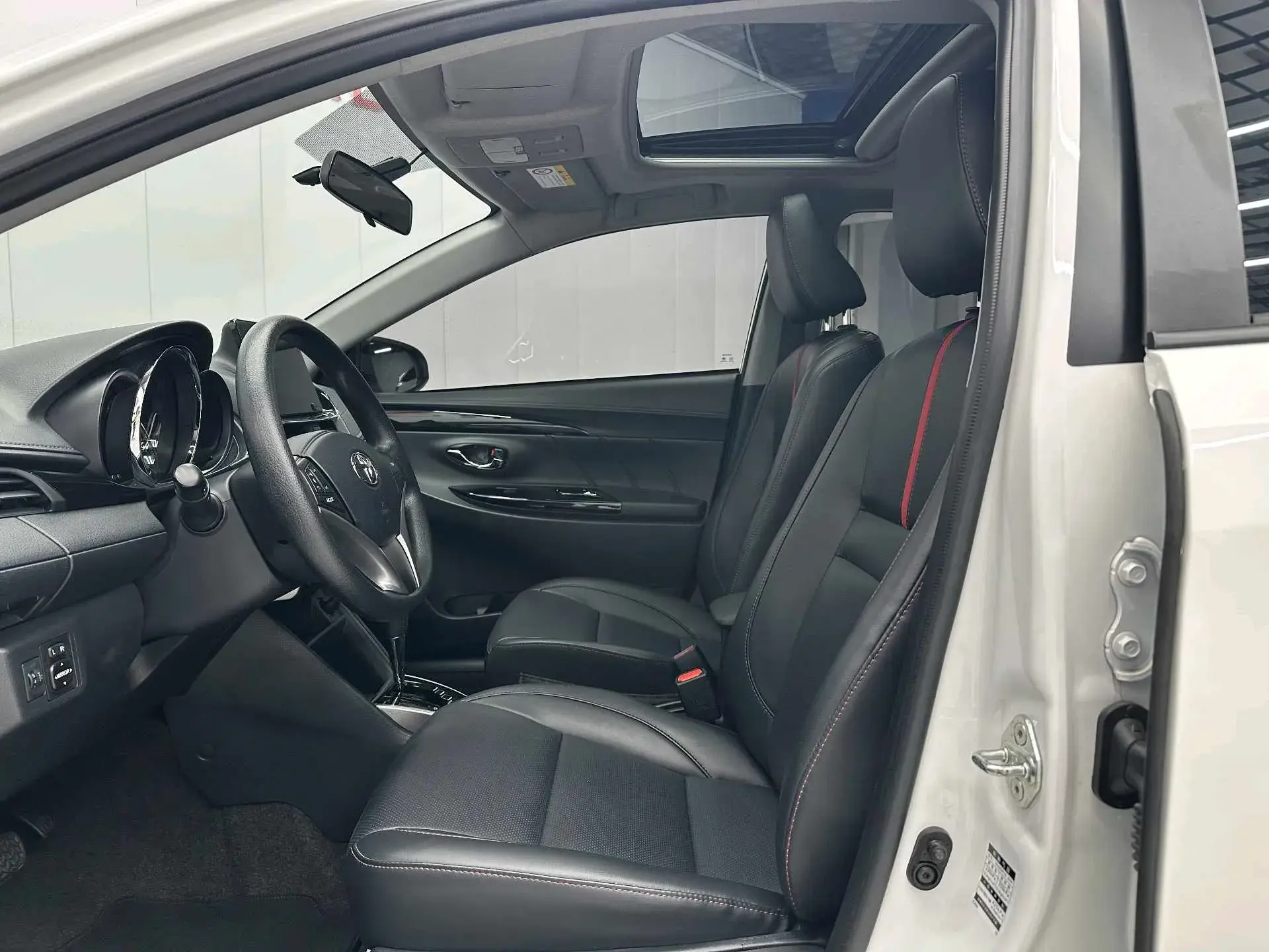 2021 TOYOTA YARIS thumbnail 4