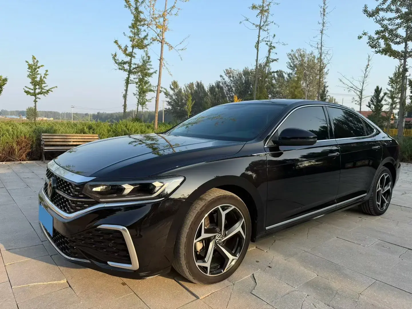 2023 VOLKSWAGEN PASSAT view 1