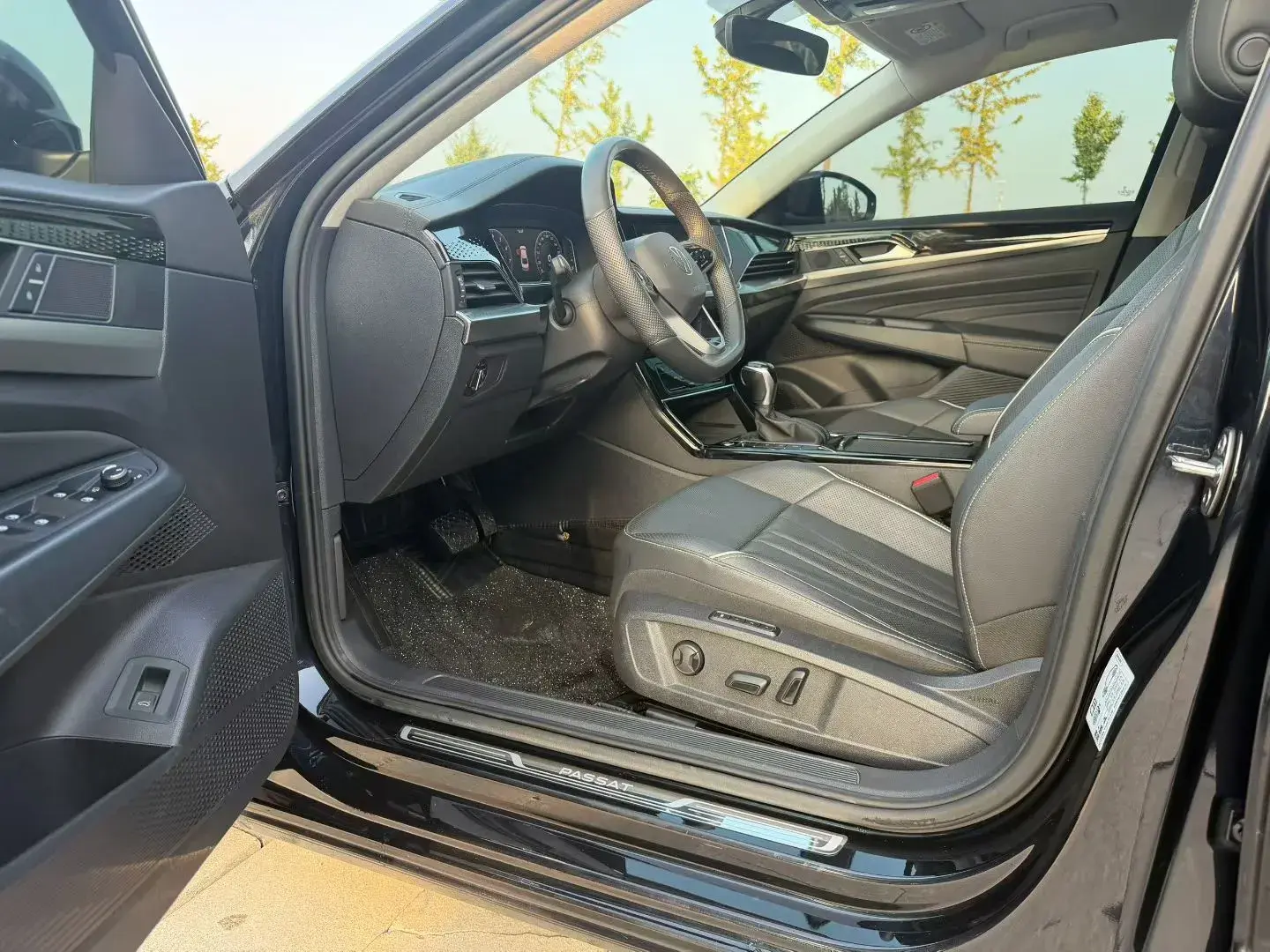 2023 VOLKSWAGEN PASSAT thumbnail 4