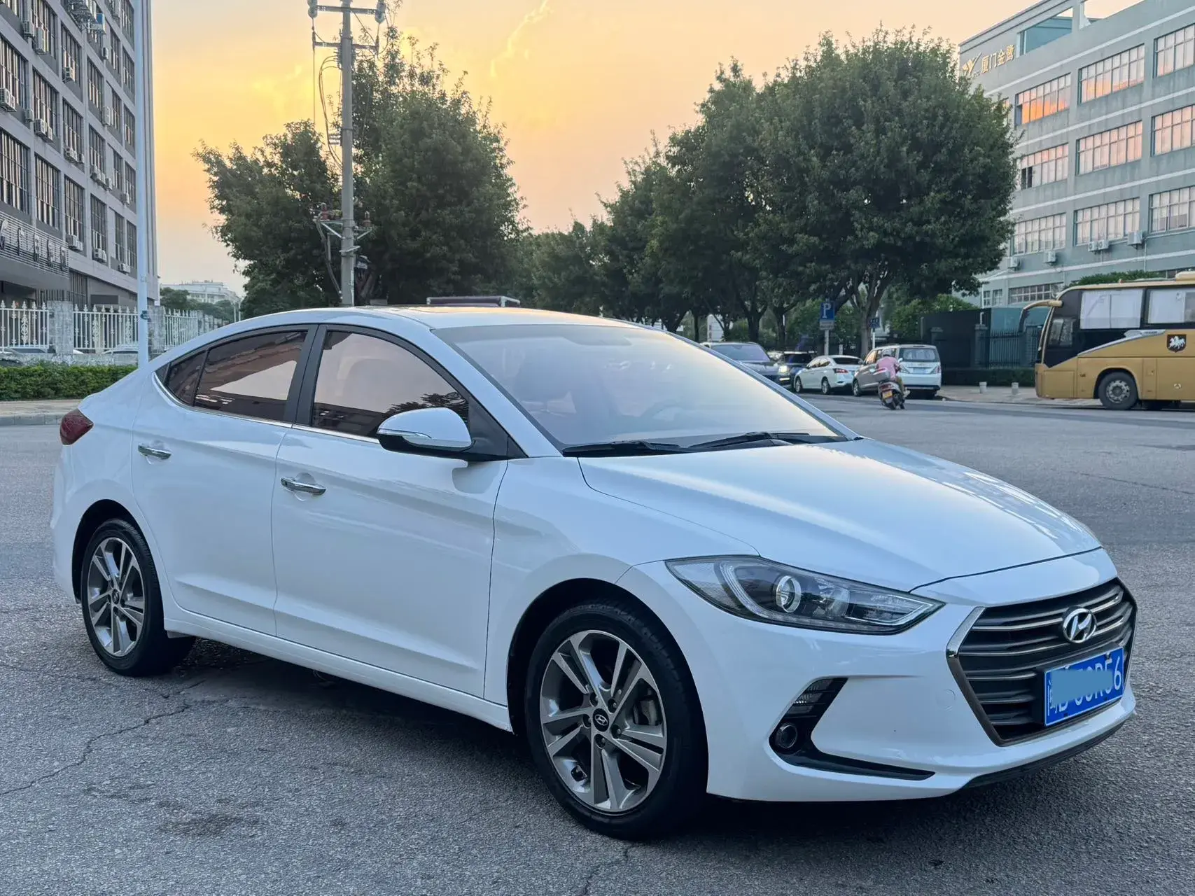 2016 HYUNDAI ELANTRA thumbnail 3