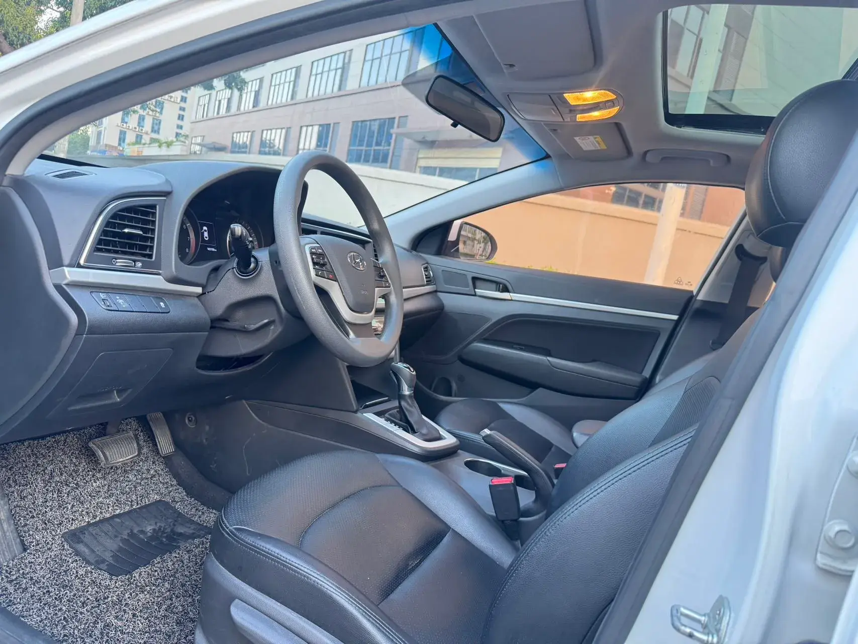 2016 HYUNDAI ELANTRA thumbnail 4