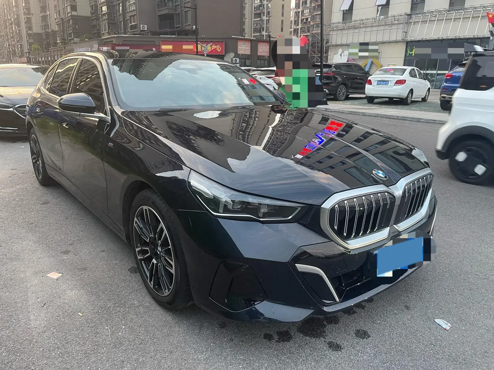 2024 BMW 5 thumbnail 2