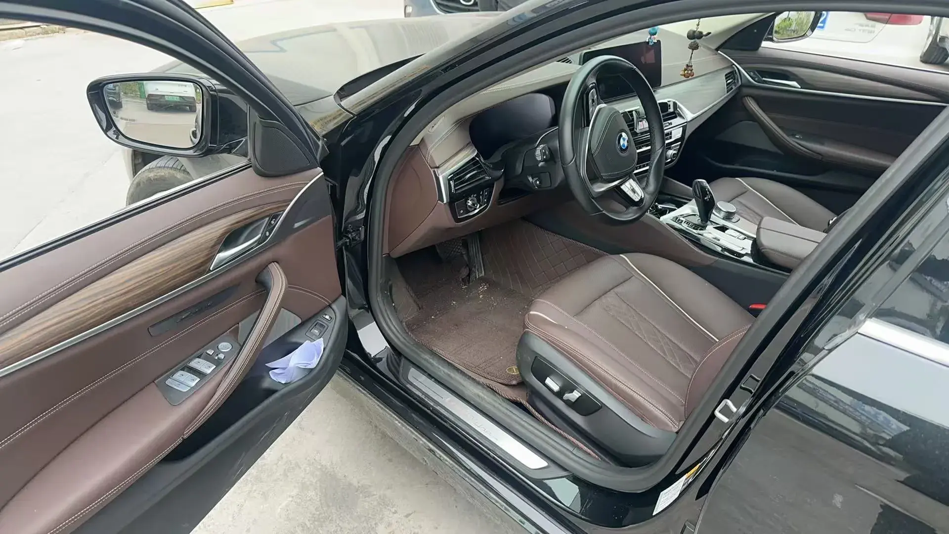 2022 BMW 5 thumbnail 2