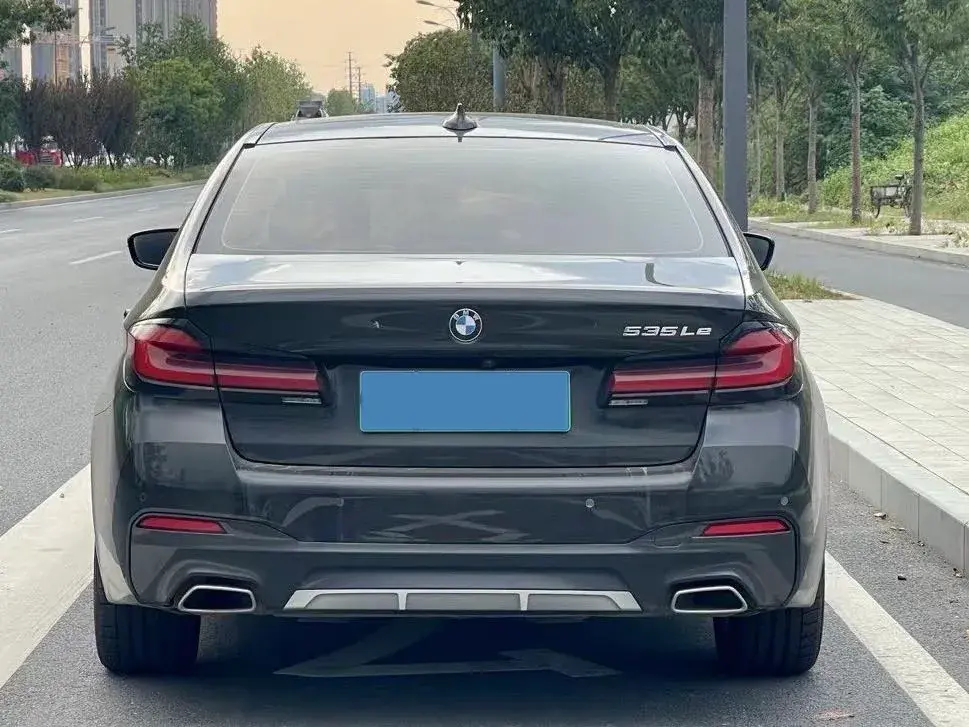 2022 BMW 5 thumbnail 4