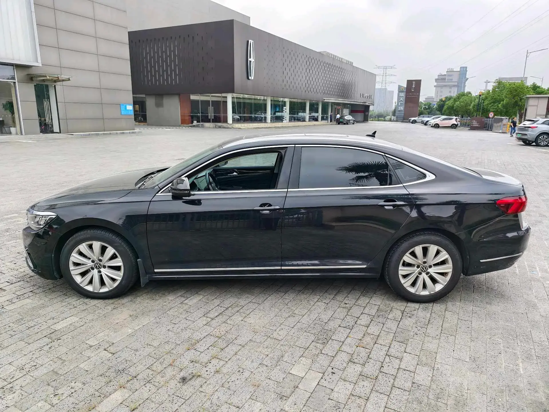 2021 VOLKSWAGEN PASSAT thumbnail 4