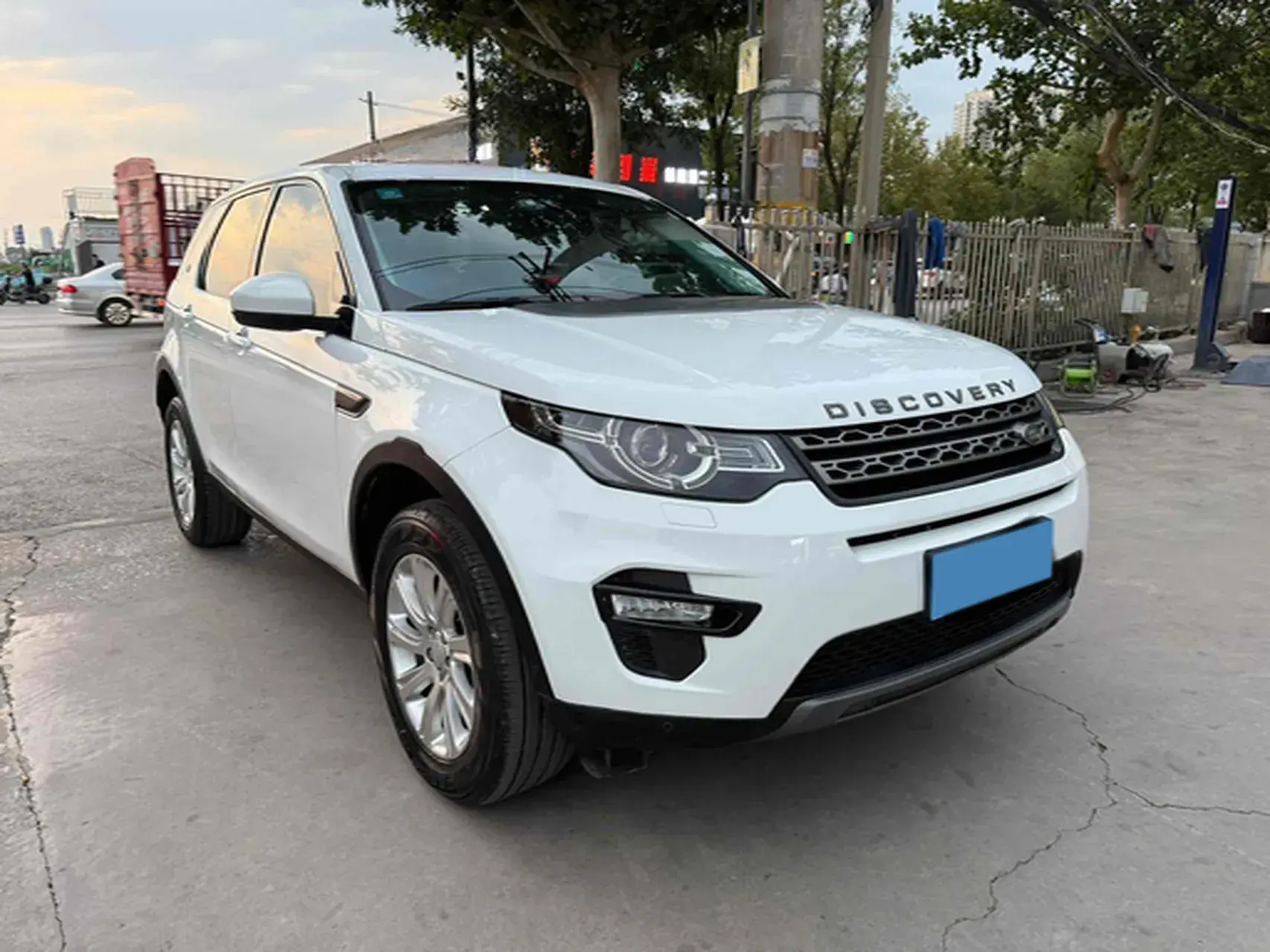 2018 LAND ROVER thumbnail 3