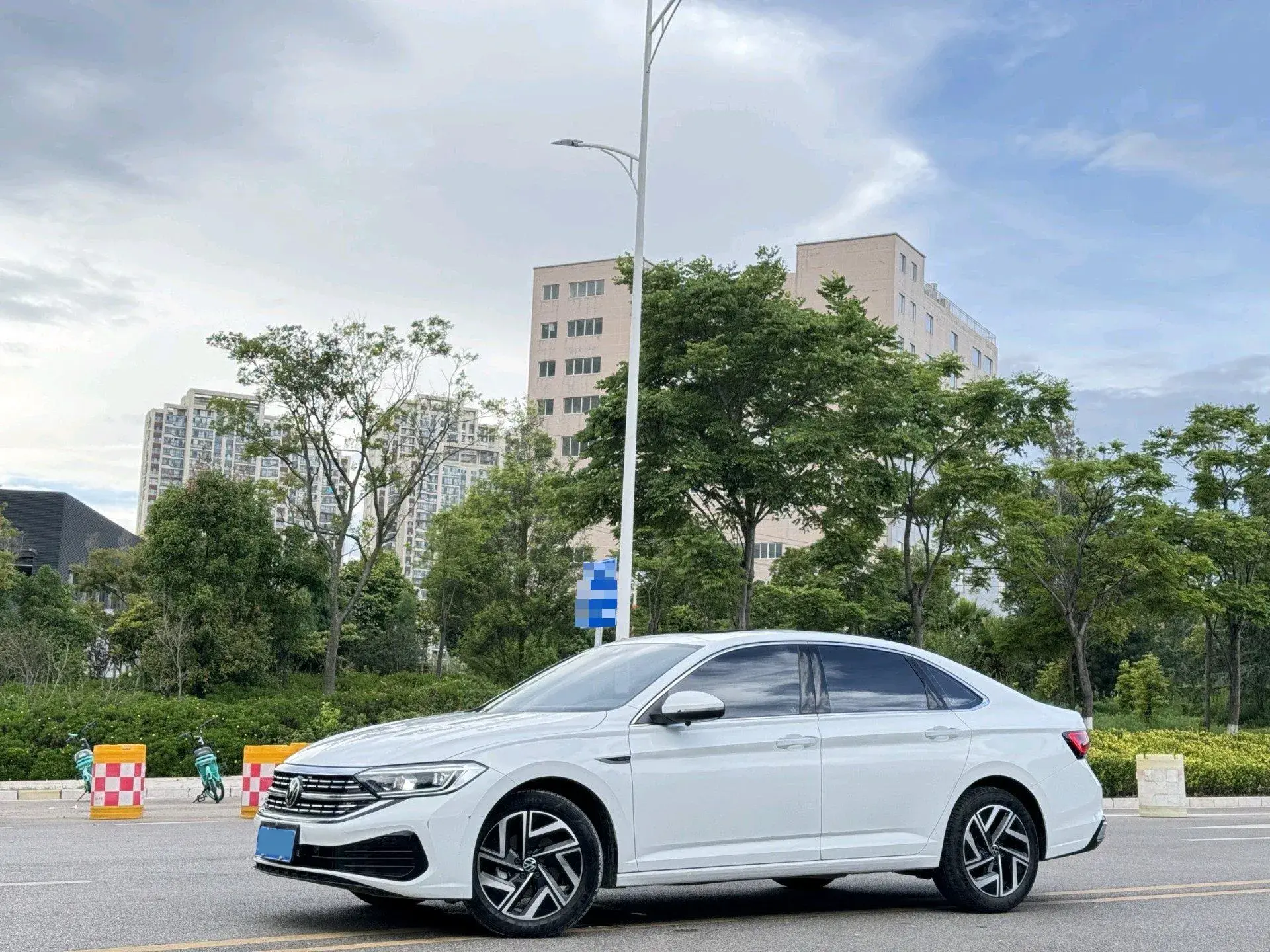 2024 VOLKSWAGEN SAGITAR view 1