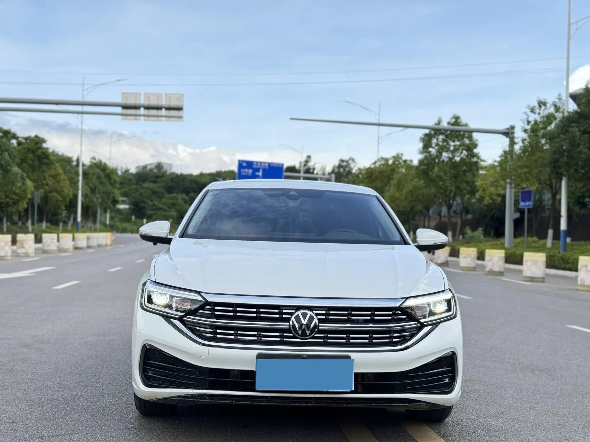 2024 VOLKSWAGEN SAGITAR thumbnail 2