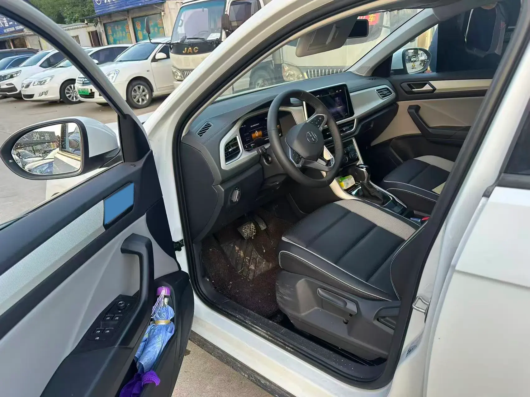 2023 VOLKSWAGEN T-ROC thumbnail 3