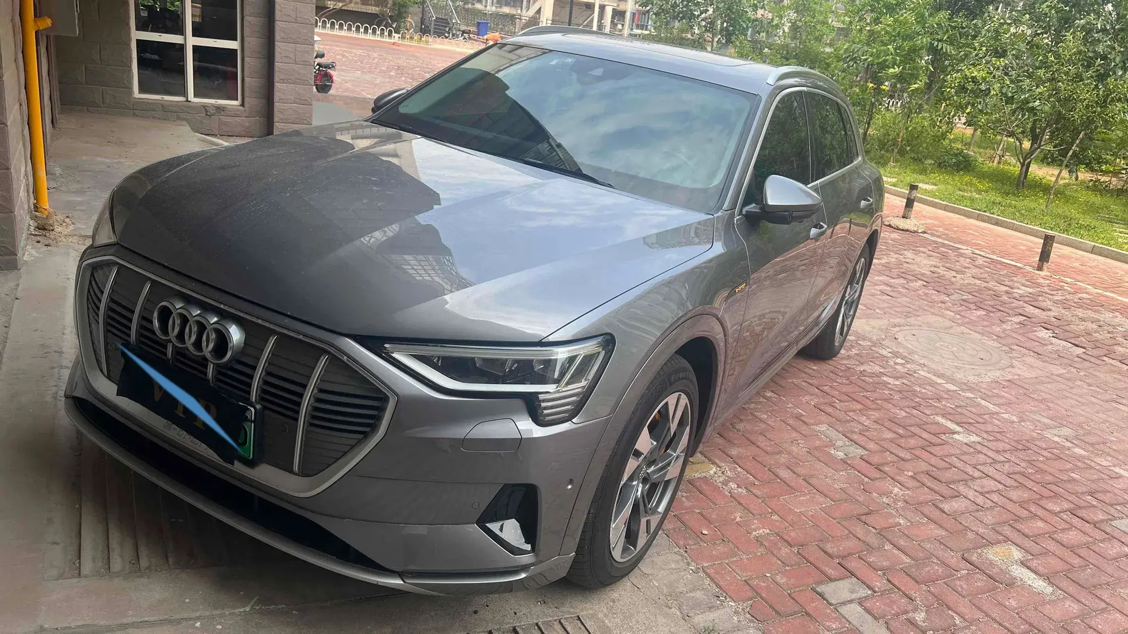 2019 AUDI E-TRON view 1