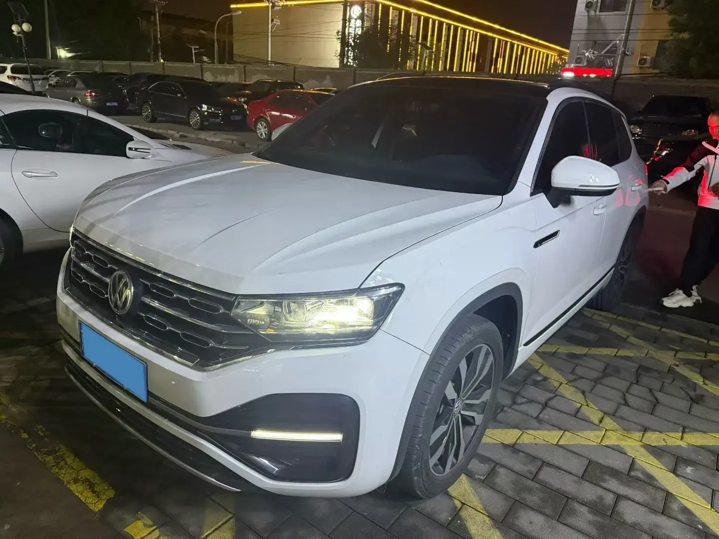 2021 VOLKSWAGEN TAYRON view 1