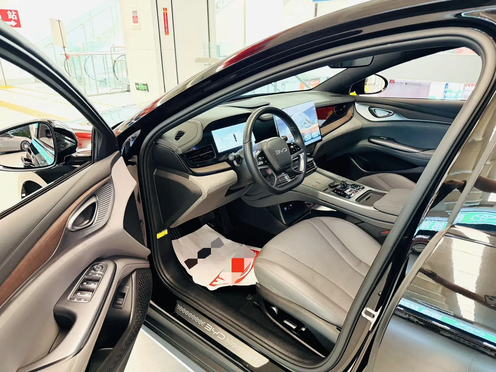 2024 BYD SEAL thumbnail 3