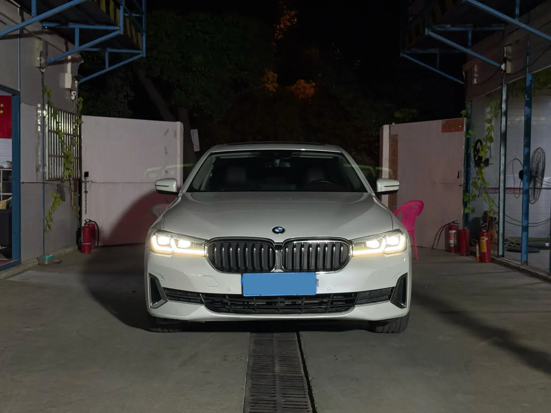 2022 BMW 5 thumbnail 2