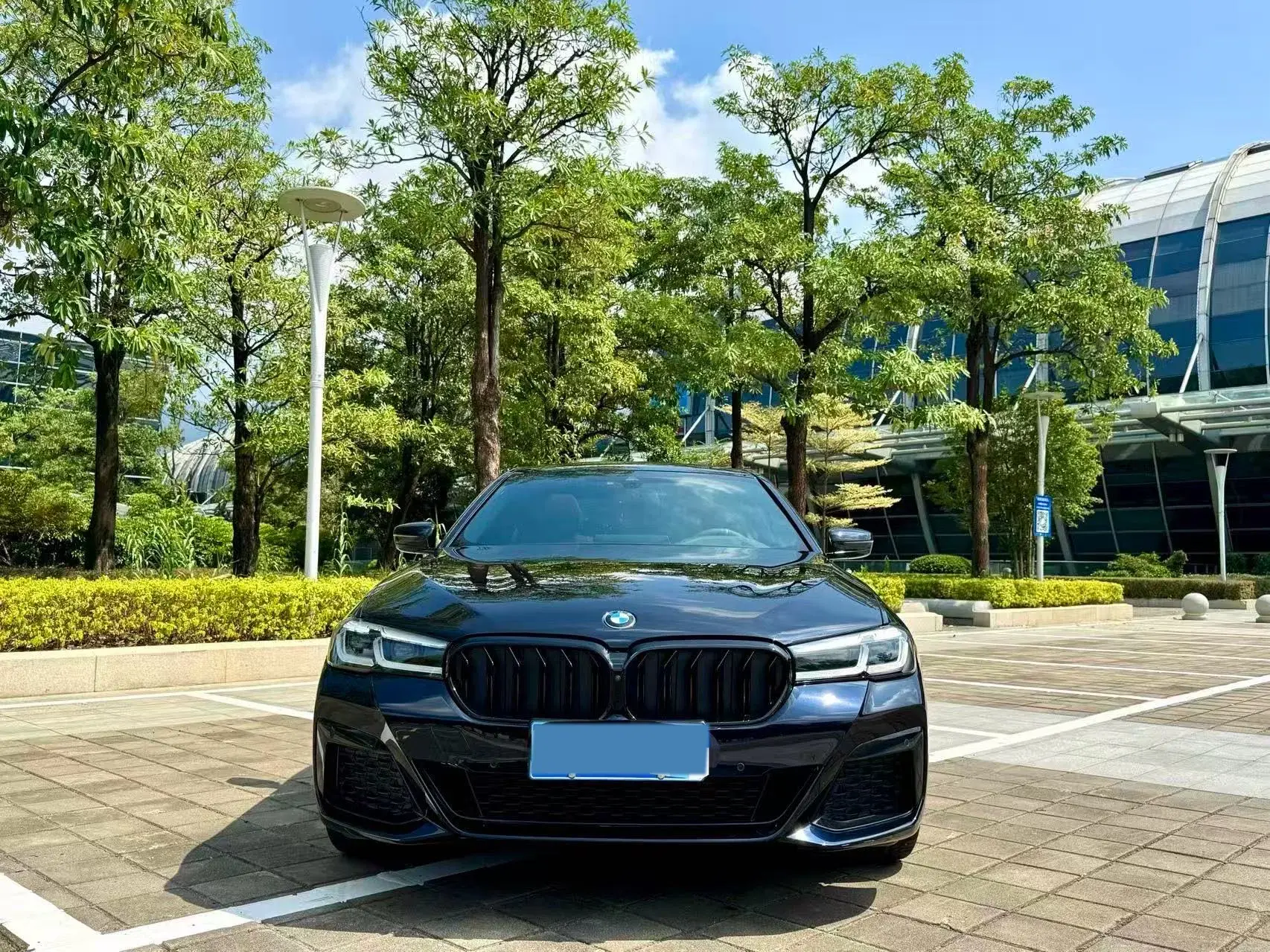 2023 BMW 5 thumbnail 2