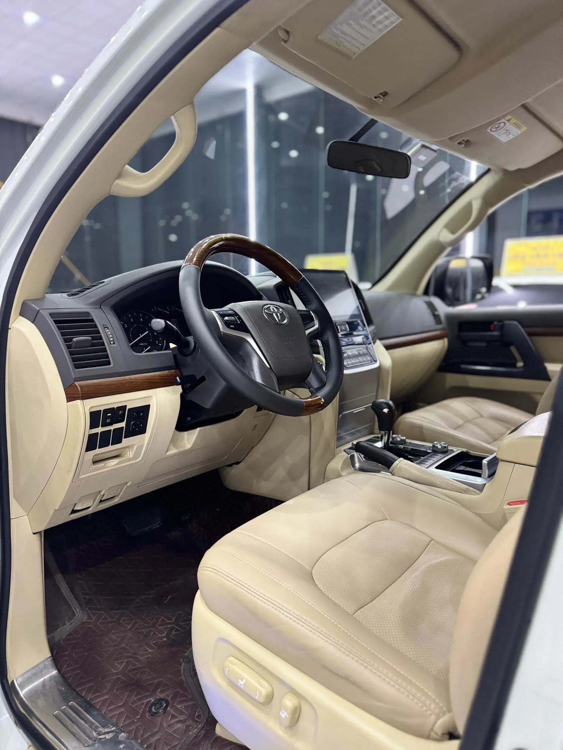 2015 TOYOTA LAND thumbnail 4