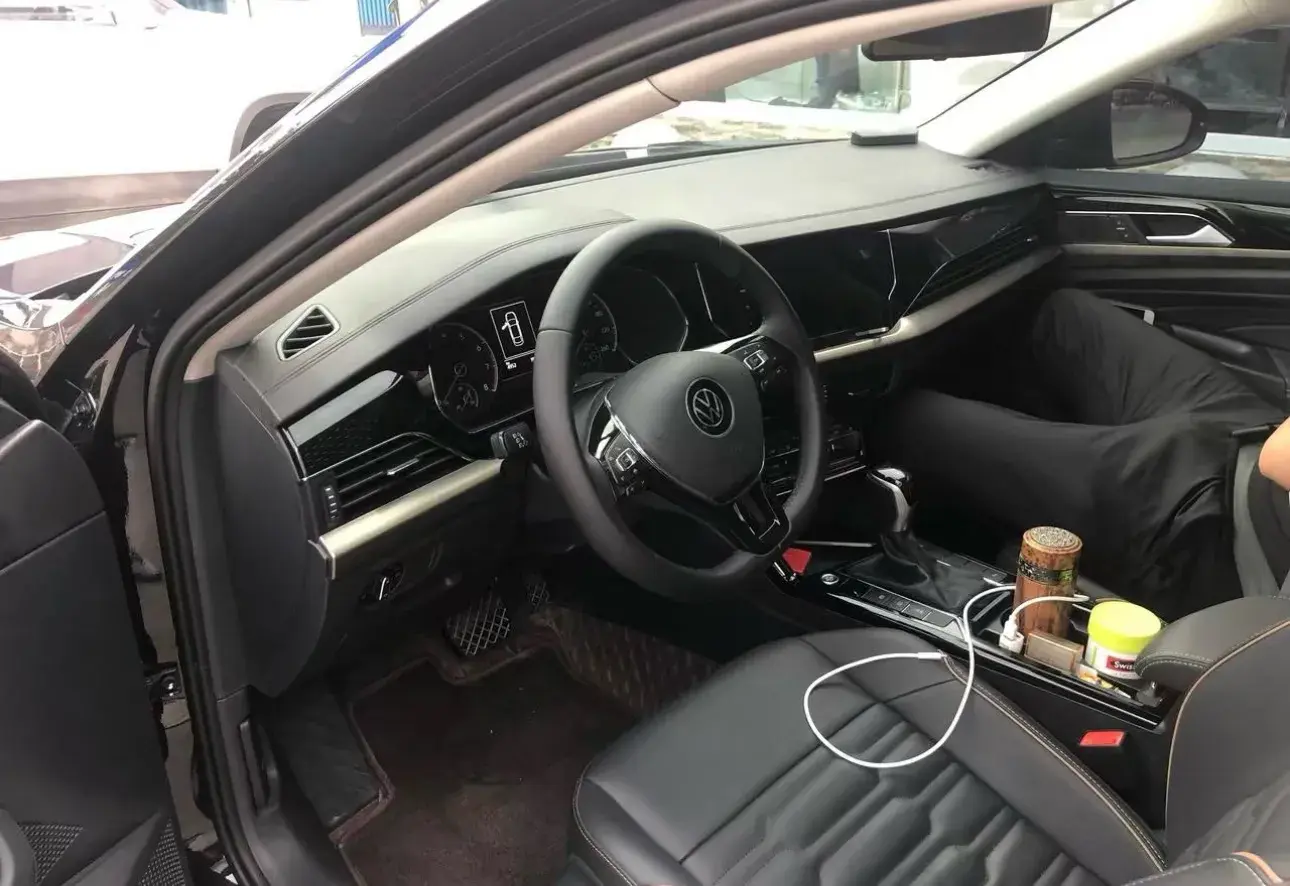 2021 VOLKSWAGEN PASSAT thumbnail 3