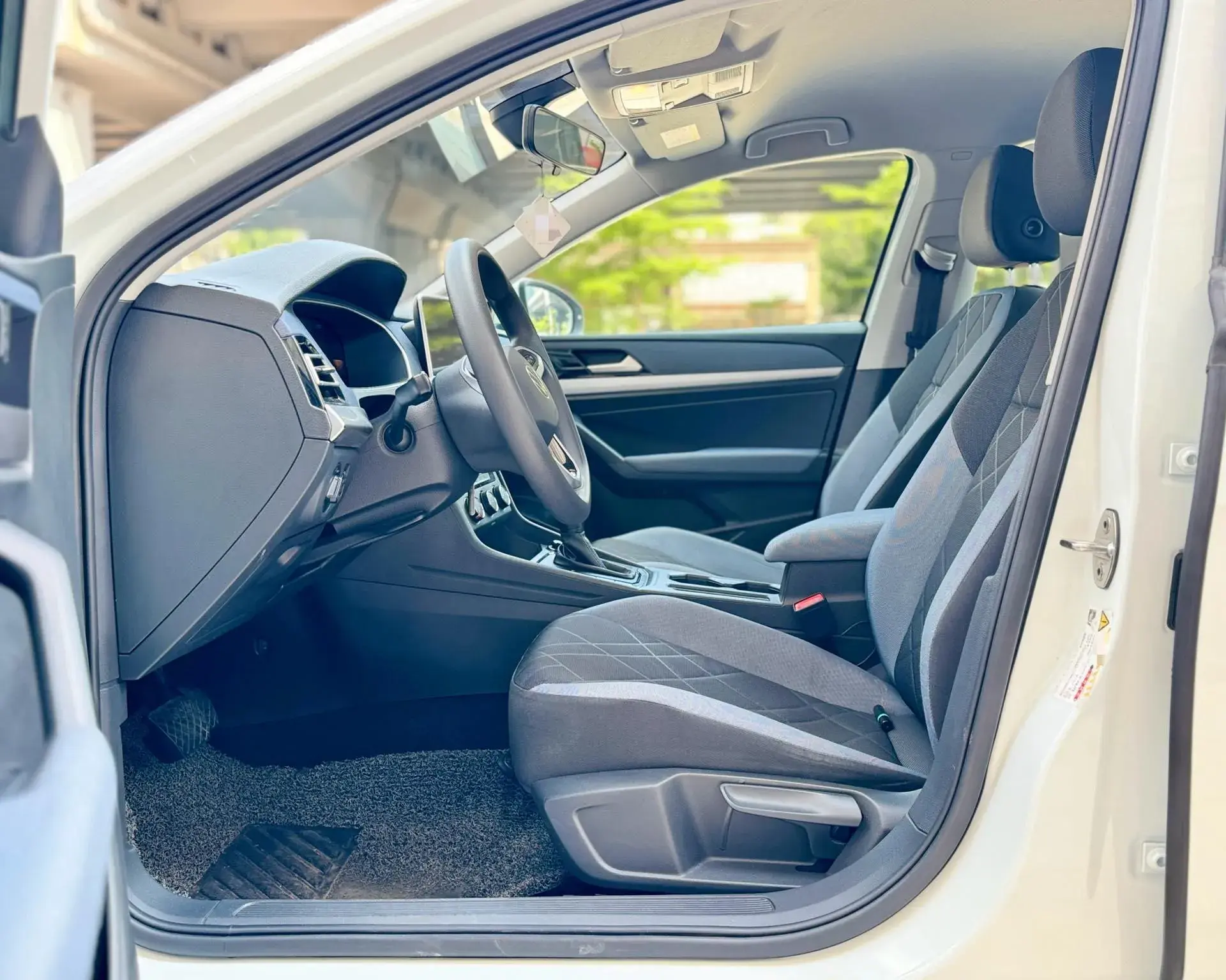 2023 VOLKSWAGEN LAVIDA thumbnail 4