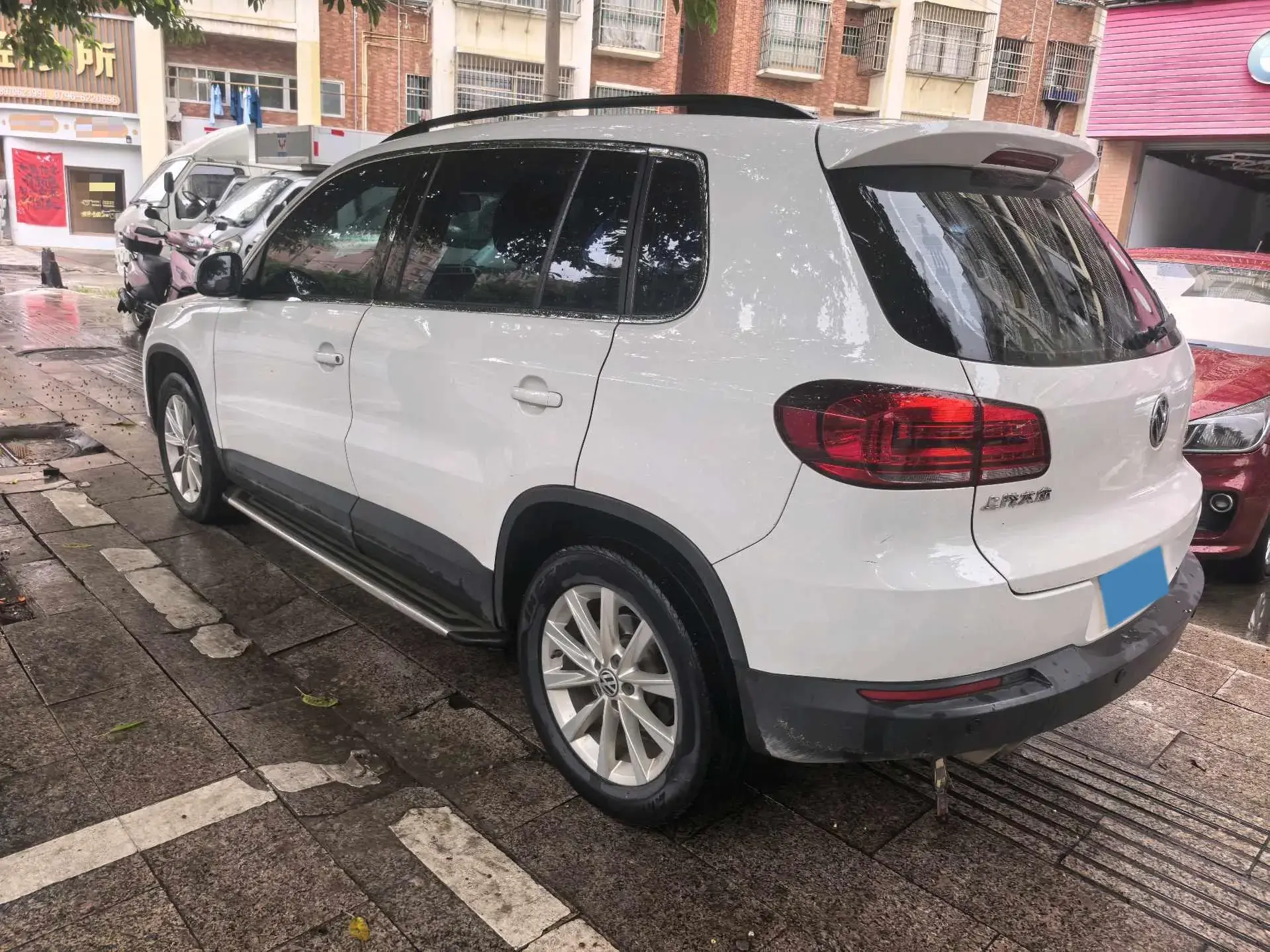 2017 VOLKSWAGEN TIGUAN thumbnail 4