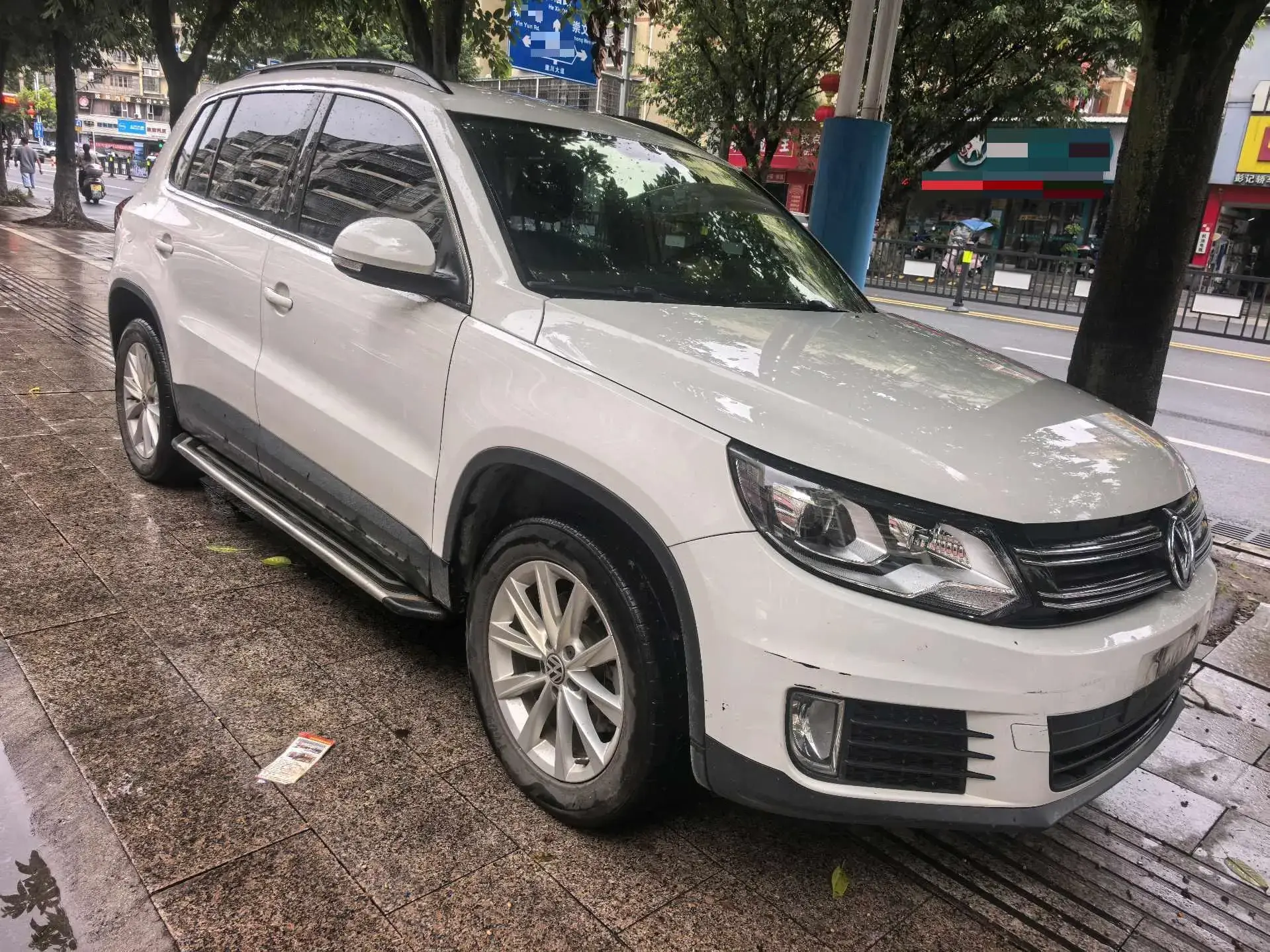 2017 VOLKSWAGEN TIGUAN thumbnail 3