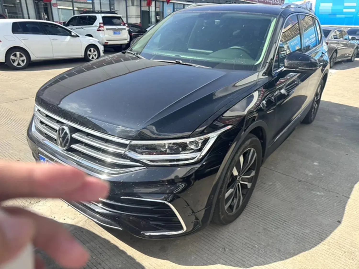 2024 VOLKSWAGEN TIGUAN view 1