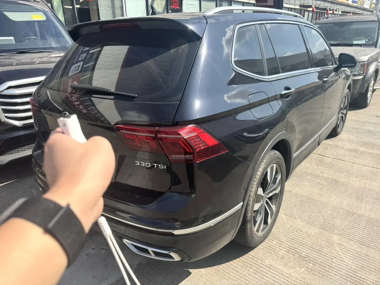 2024 VOLKSWAGEN TIGUAN thumbnail 3