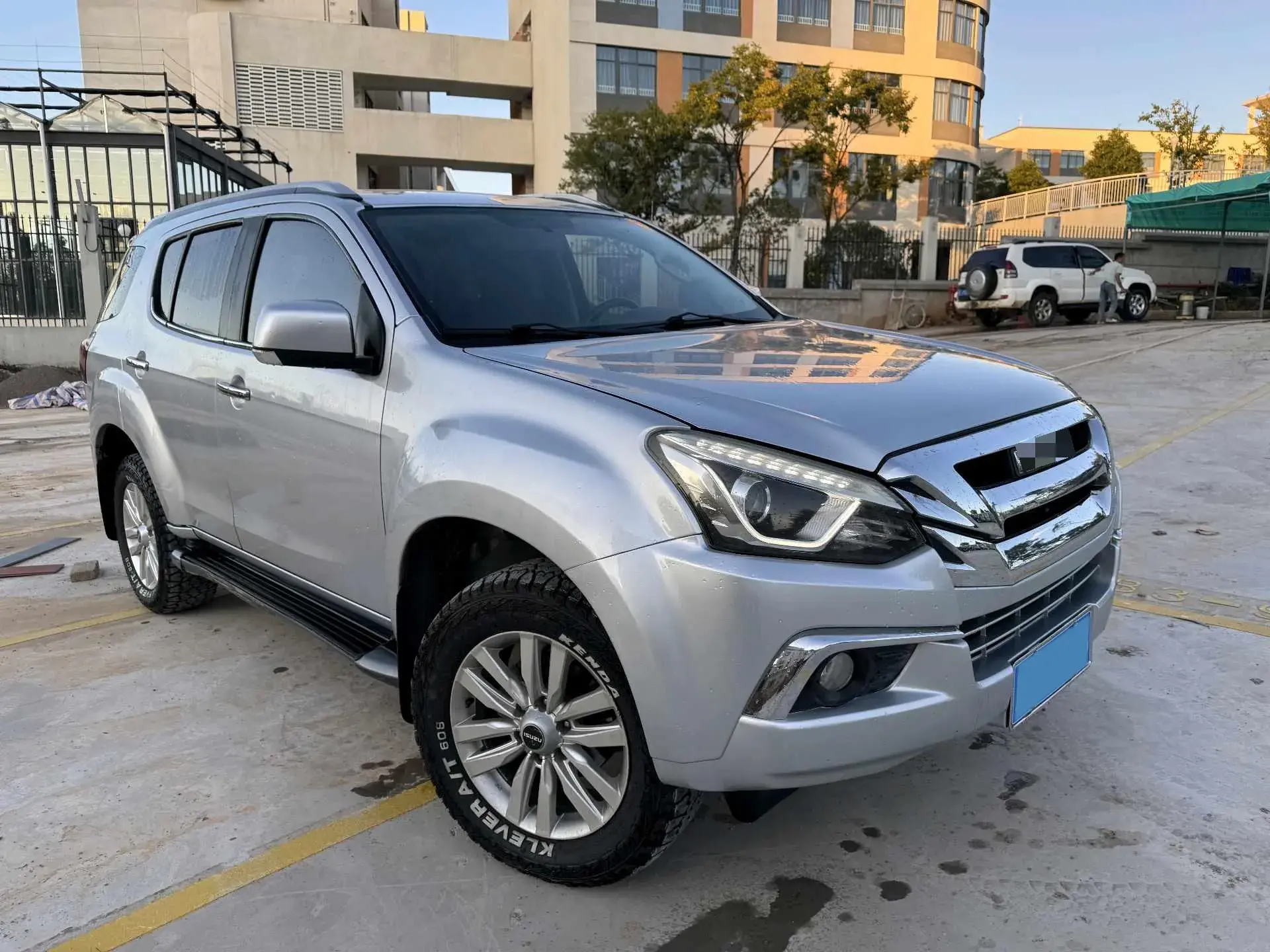 2018 ISUZU MU-X thumbnail 3