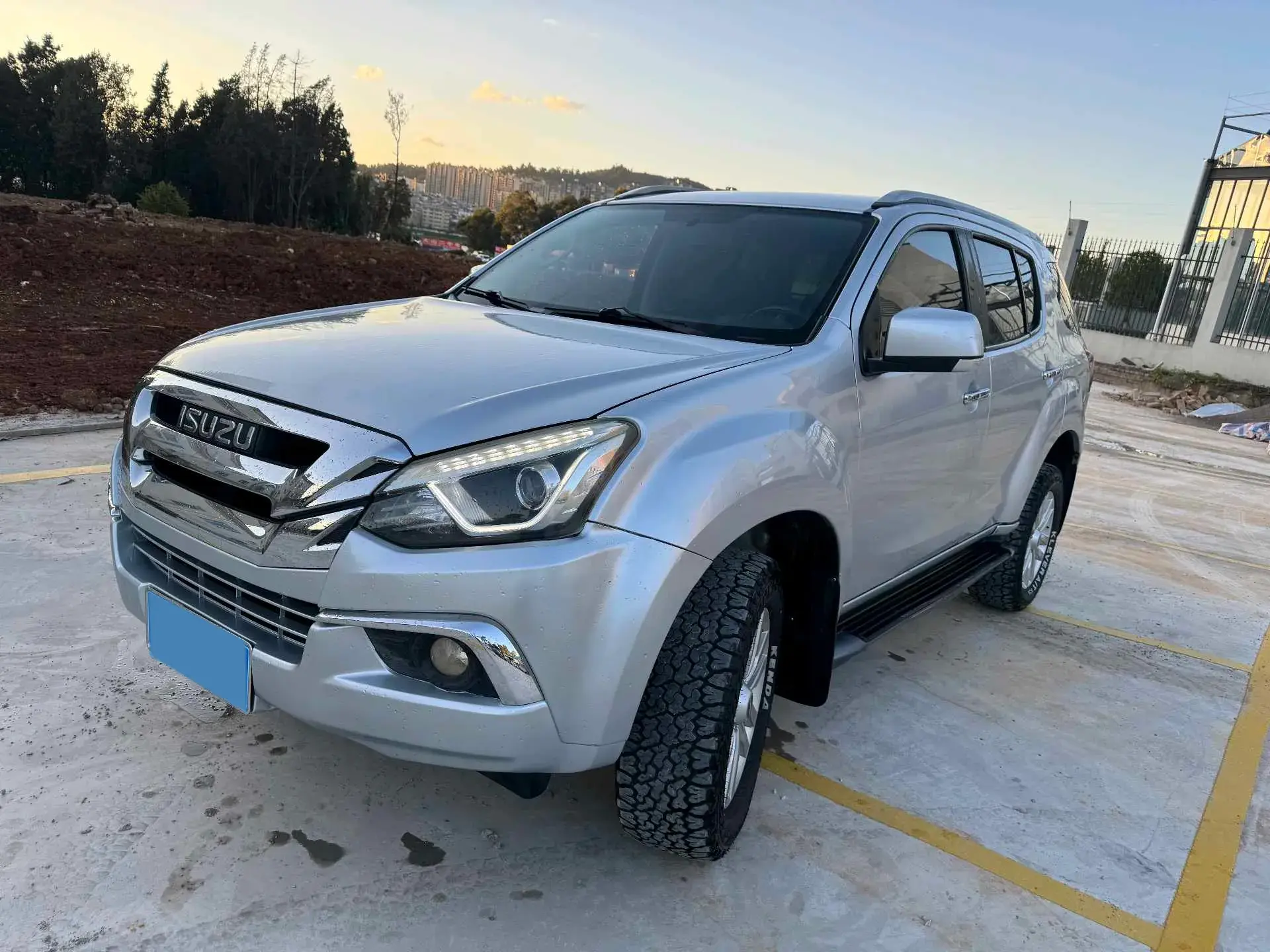 2018 ISUZU MU-X view 1