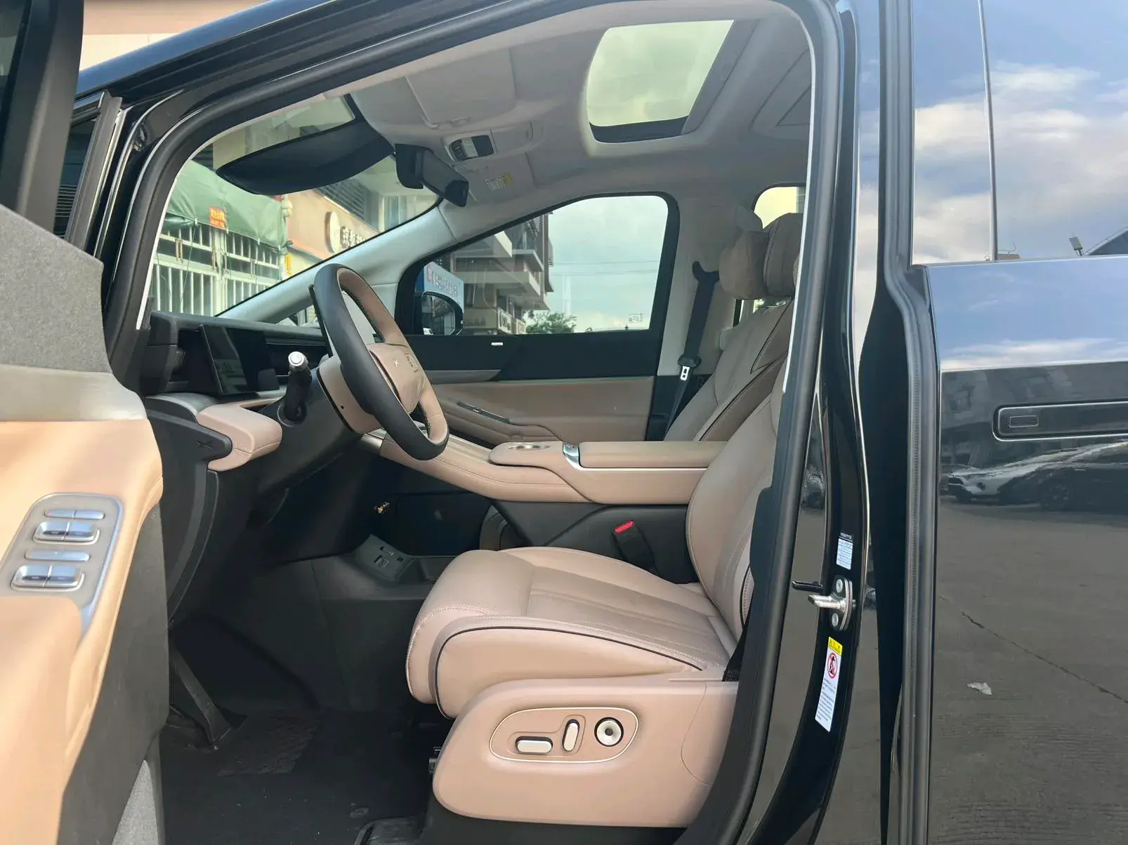 2024 XPENG X9 thumbnail 4