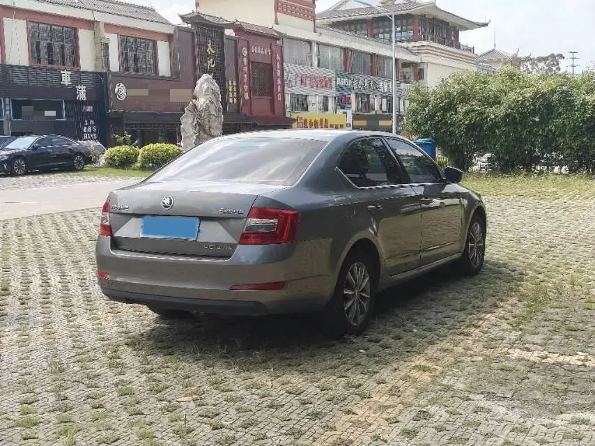 2017 SKODA OCTAVIA thumbnail 4