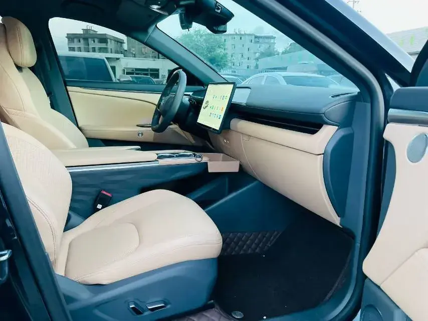 2025 ARCFOX ΑT5 thumbnail 3