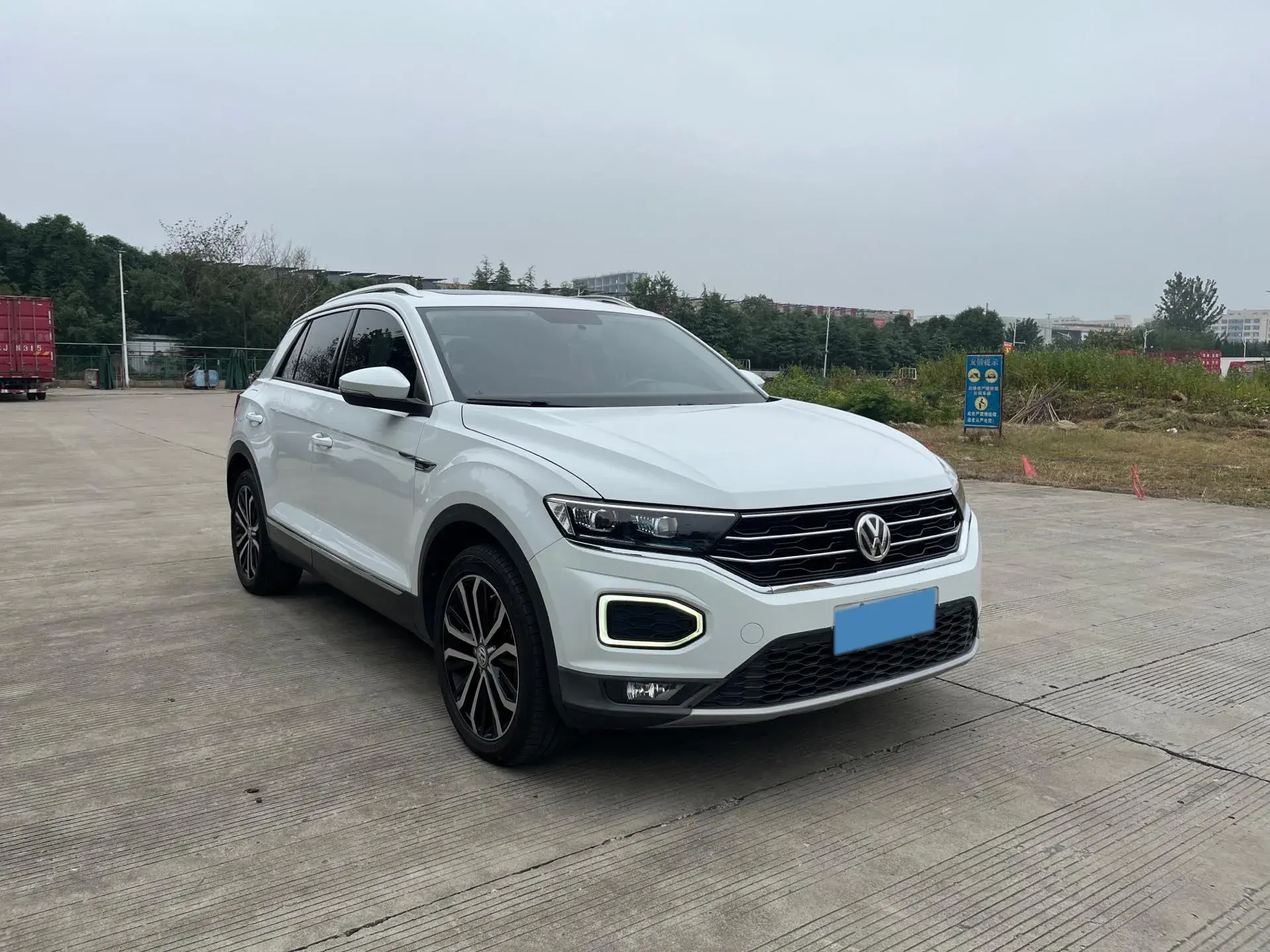 2018 VOLKSWAGEN T-ROC thumbnail 3