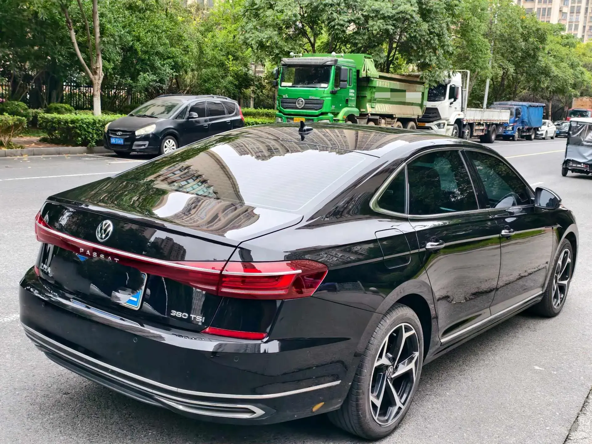 2023 VOLKSWAGEN PASSAT thumbnail 4