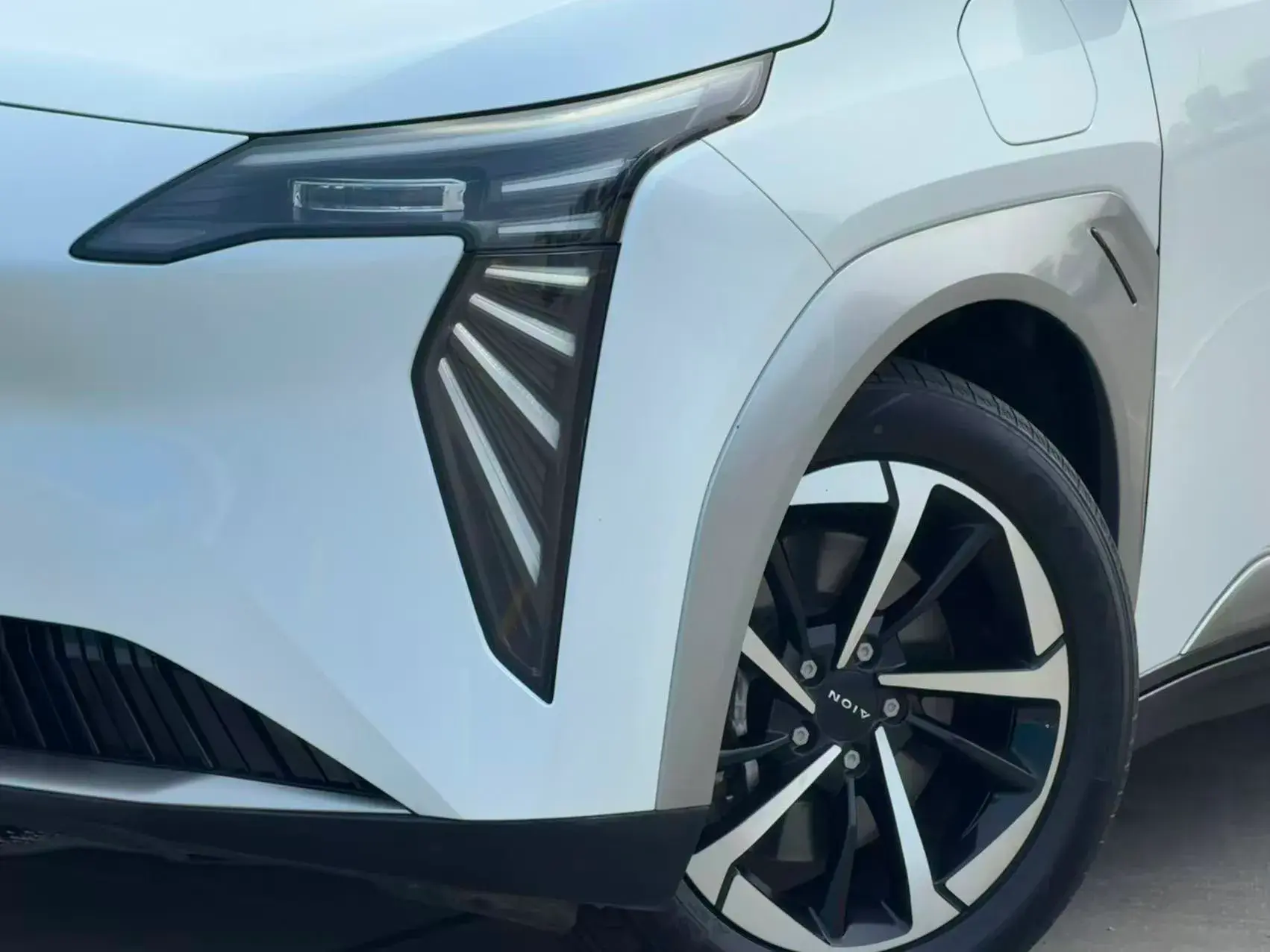 2023 AION Y thumbnail 2