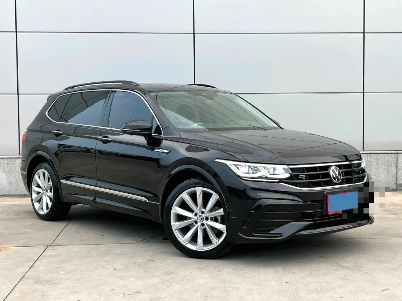 2023 VOLKSWAGEN TIGUAN thumbnail 3