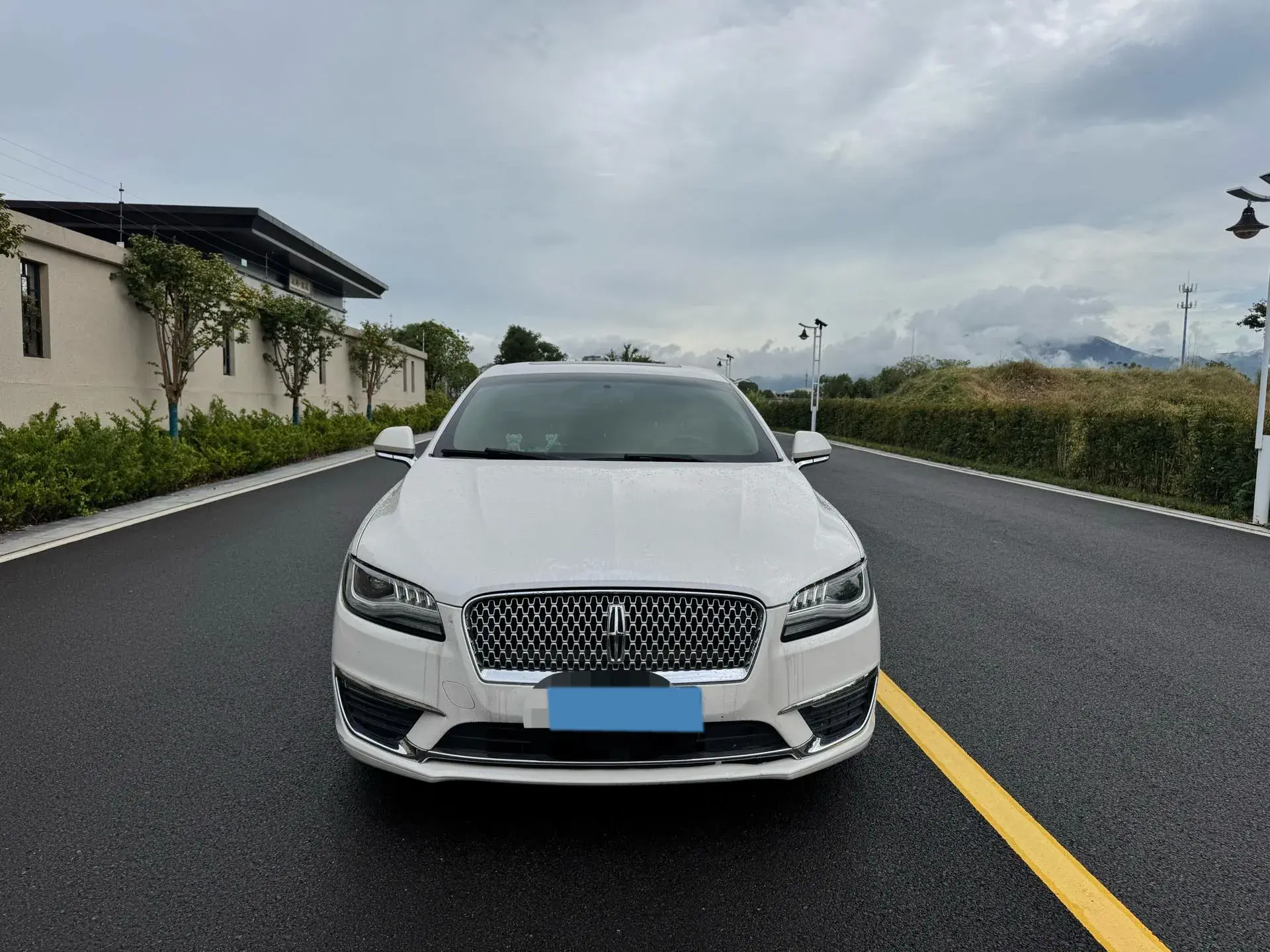 2019 LINCOLN MKZ thumbnail 2