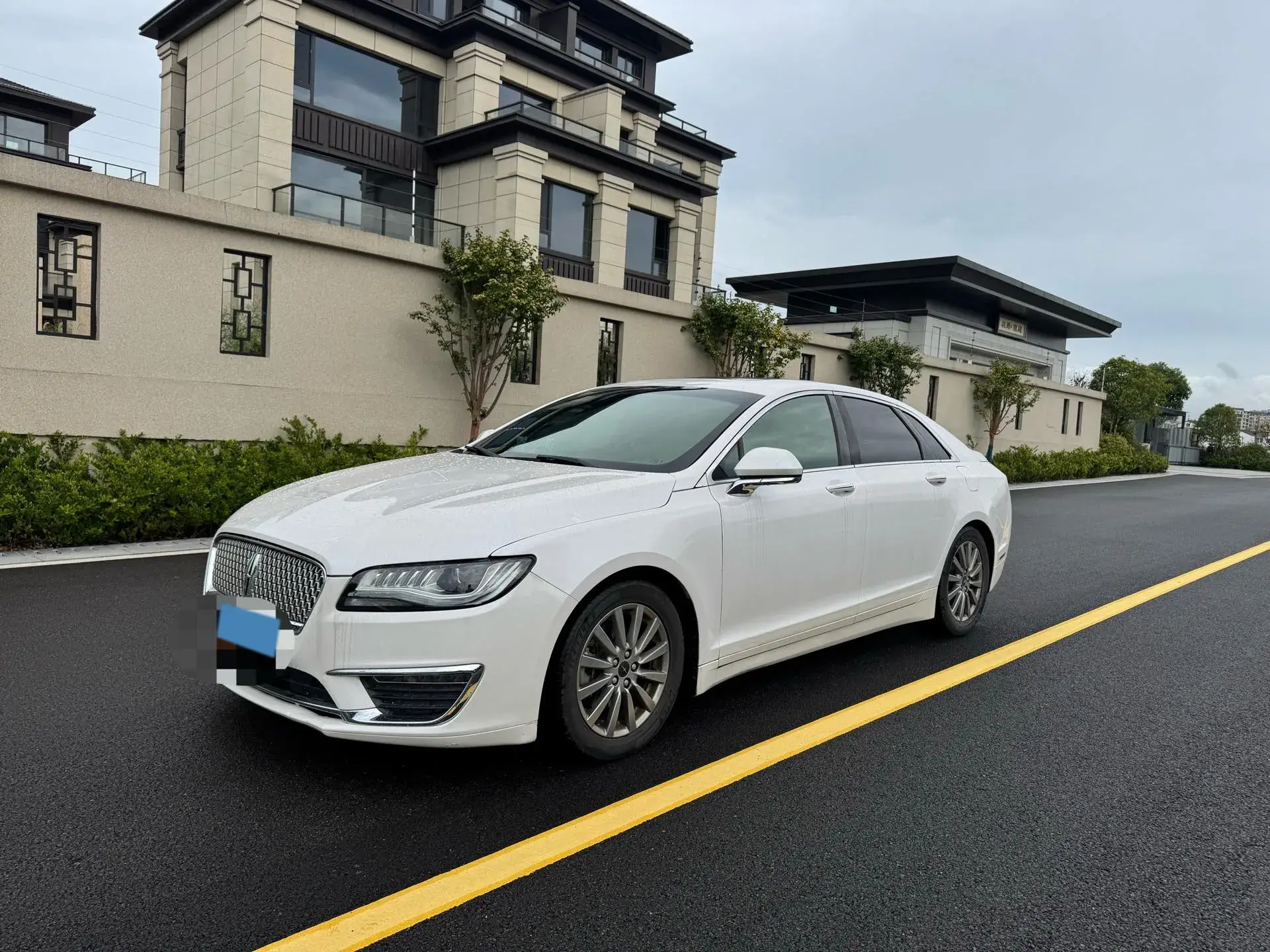2019 LINCOLN MKZ view 1