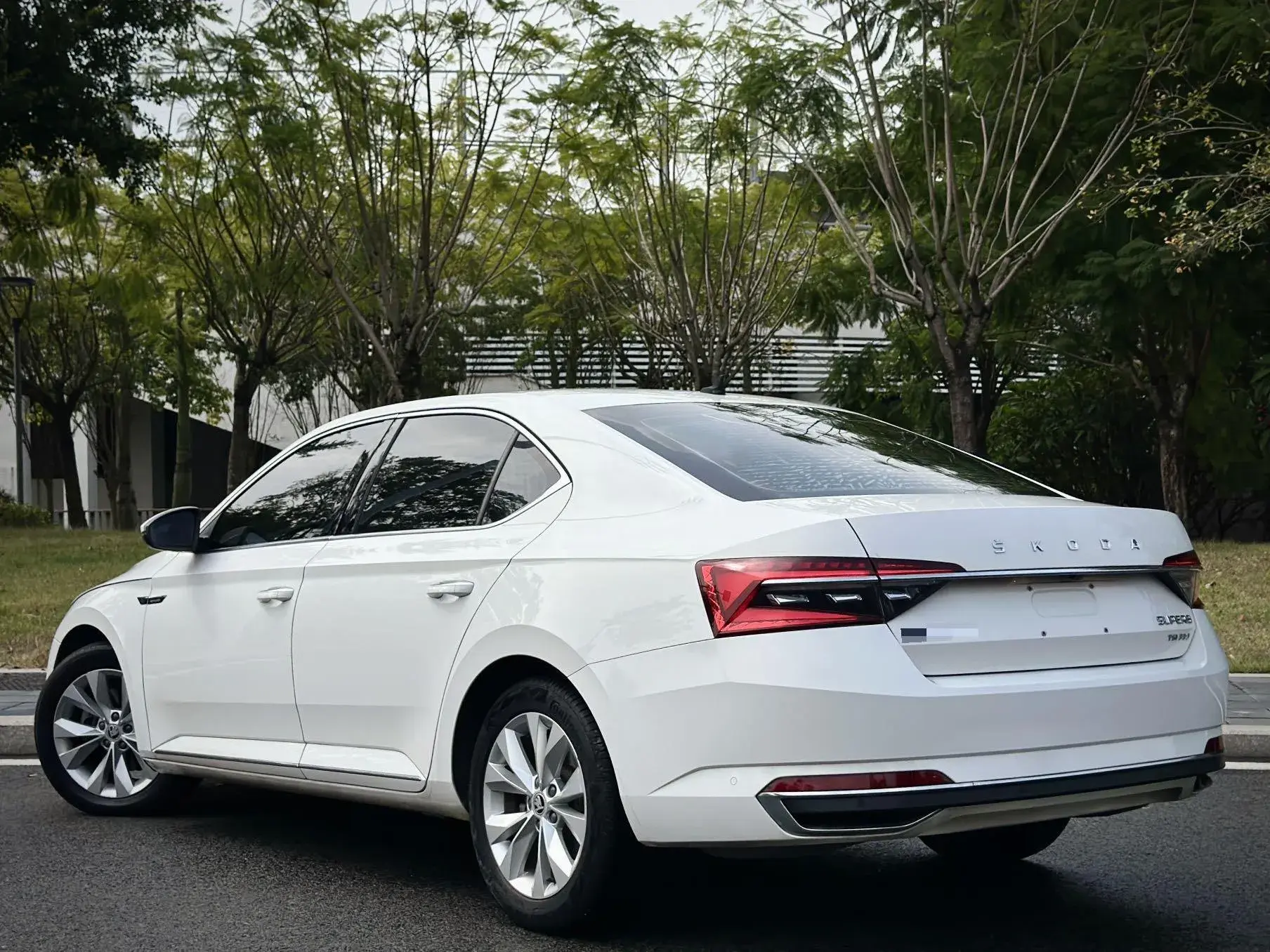 2019 SKODA SUPERB thumbnail 4