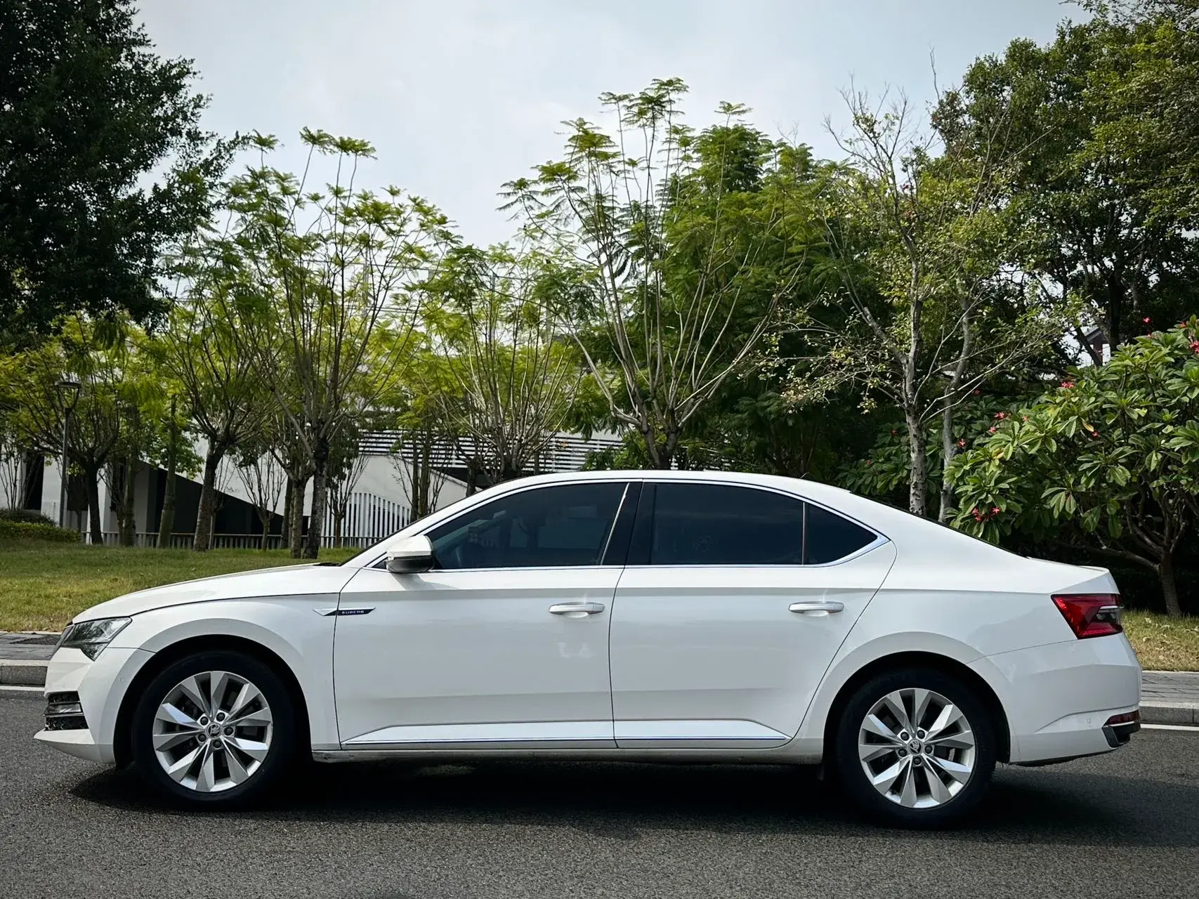 2019 SKODA SUPERB thumbnail 3