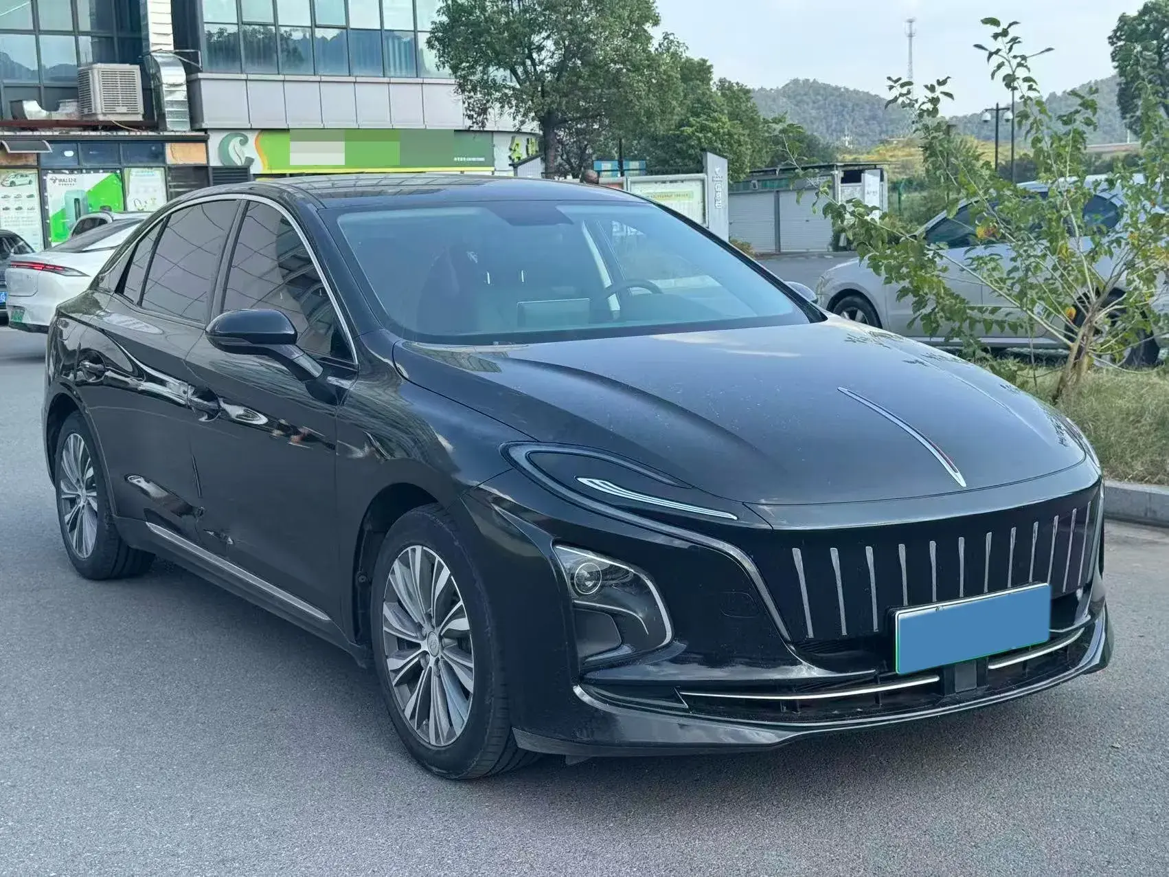 2022 HONGQI E-QM5 thumbnail 2