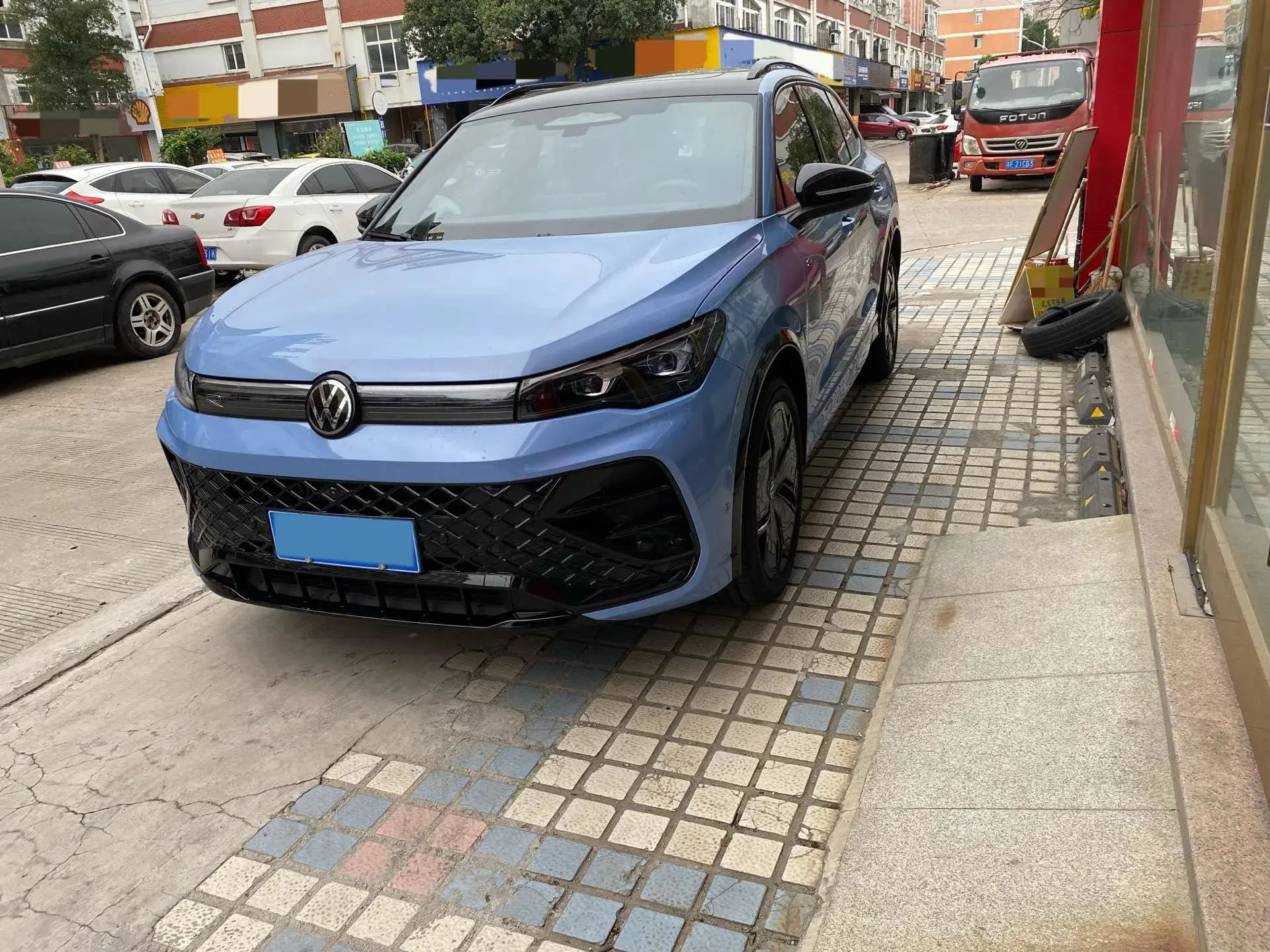 2024 VOLKSWAGEN TIGUAN view 1