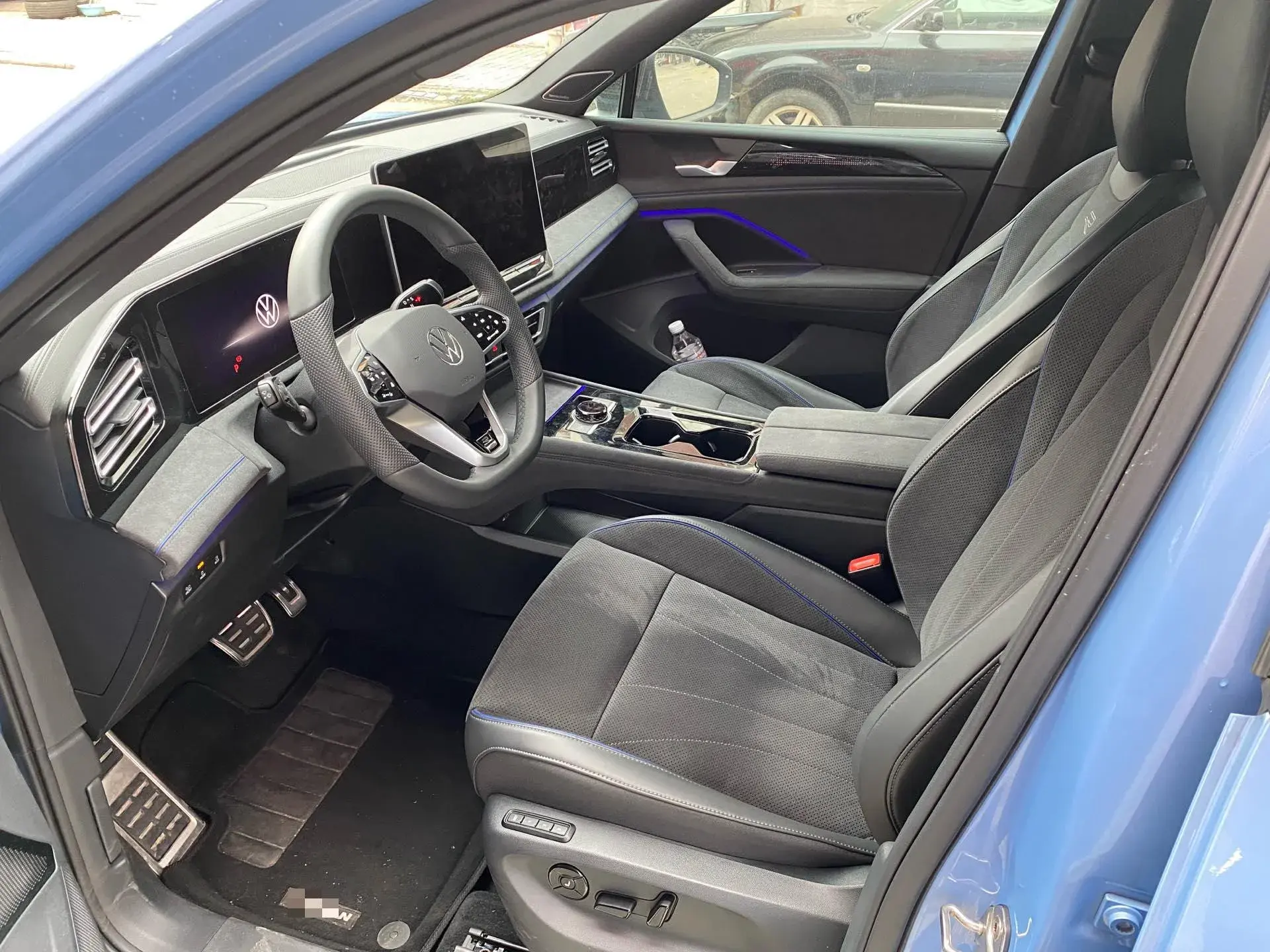 2024 VOLKSWAGEN TIGUAN thumbnail 3