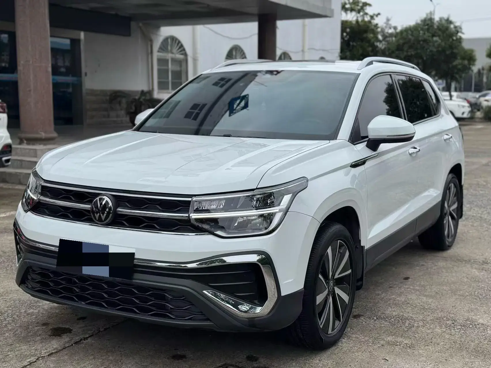 2023 VOLKSWAGEN THARU view 1